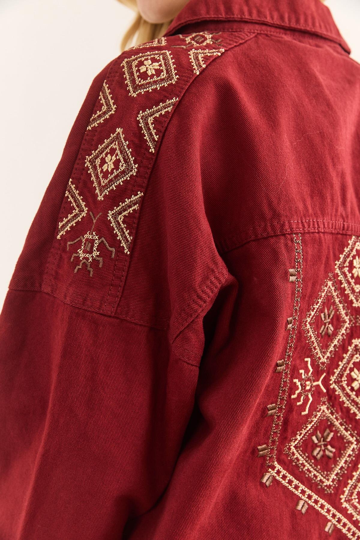 Omuz ve Sırt Nakış Detaylı Pamuk Gabardin Ceket Bordo