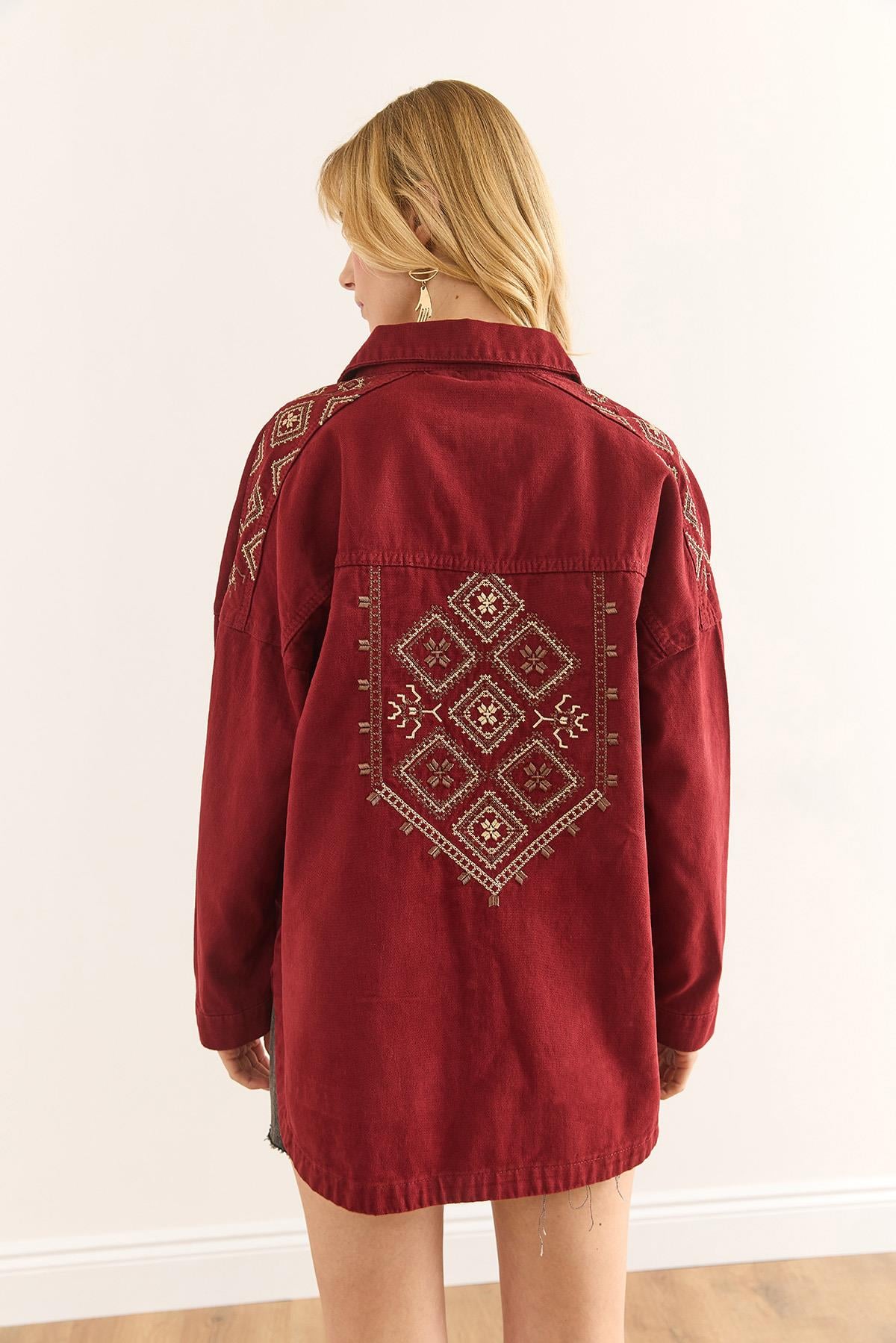 Omuz ve Sırt Nakış Detaylı Pamuk Gabardin Ceket Bordo