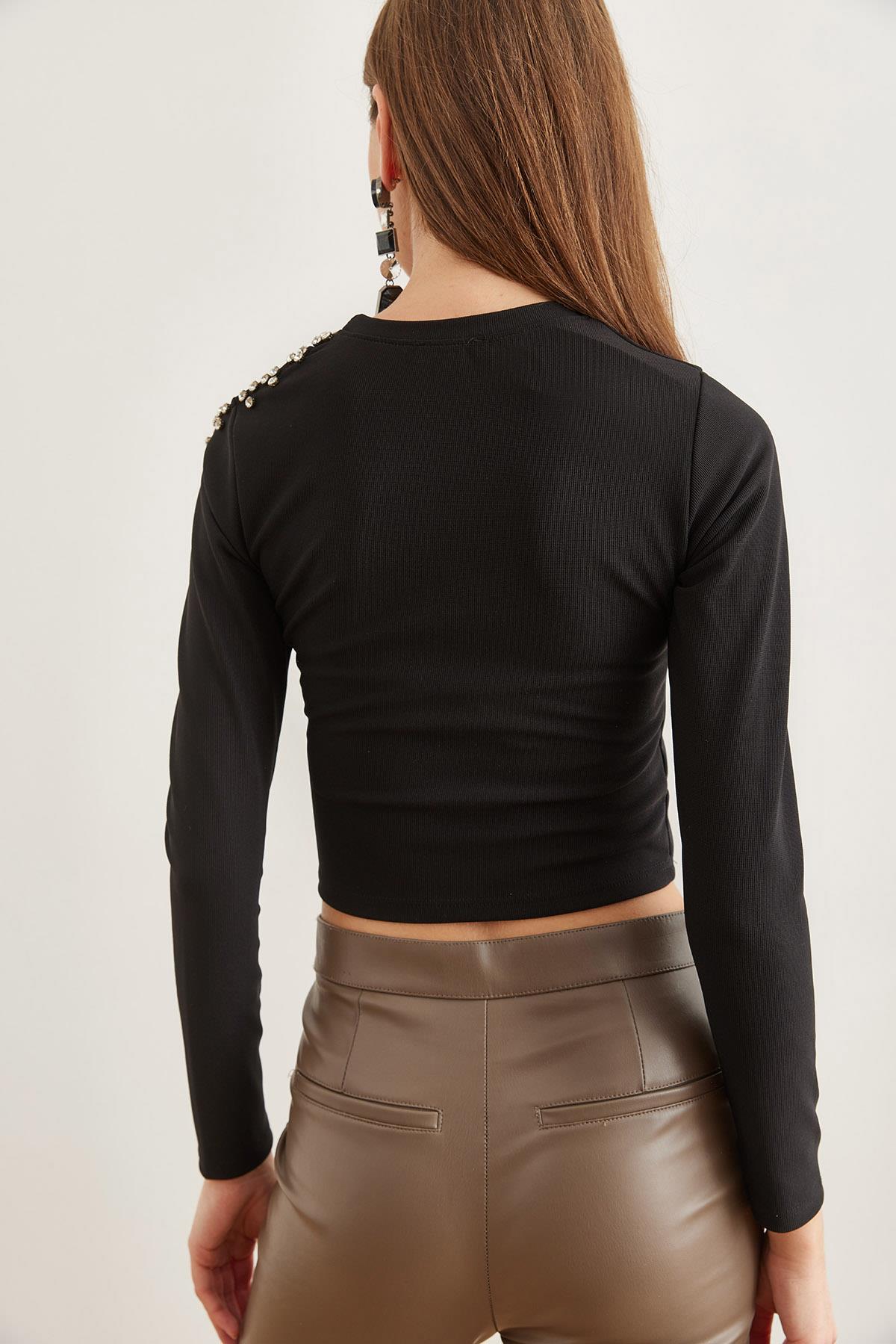 Omuzu Dekolteli Taş Garnili Fitilli Crop Bluz Siyah