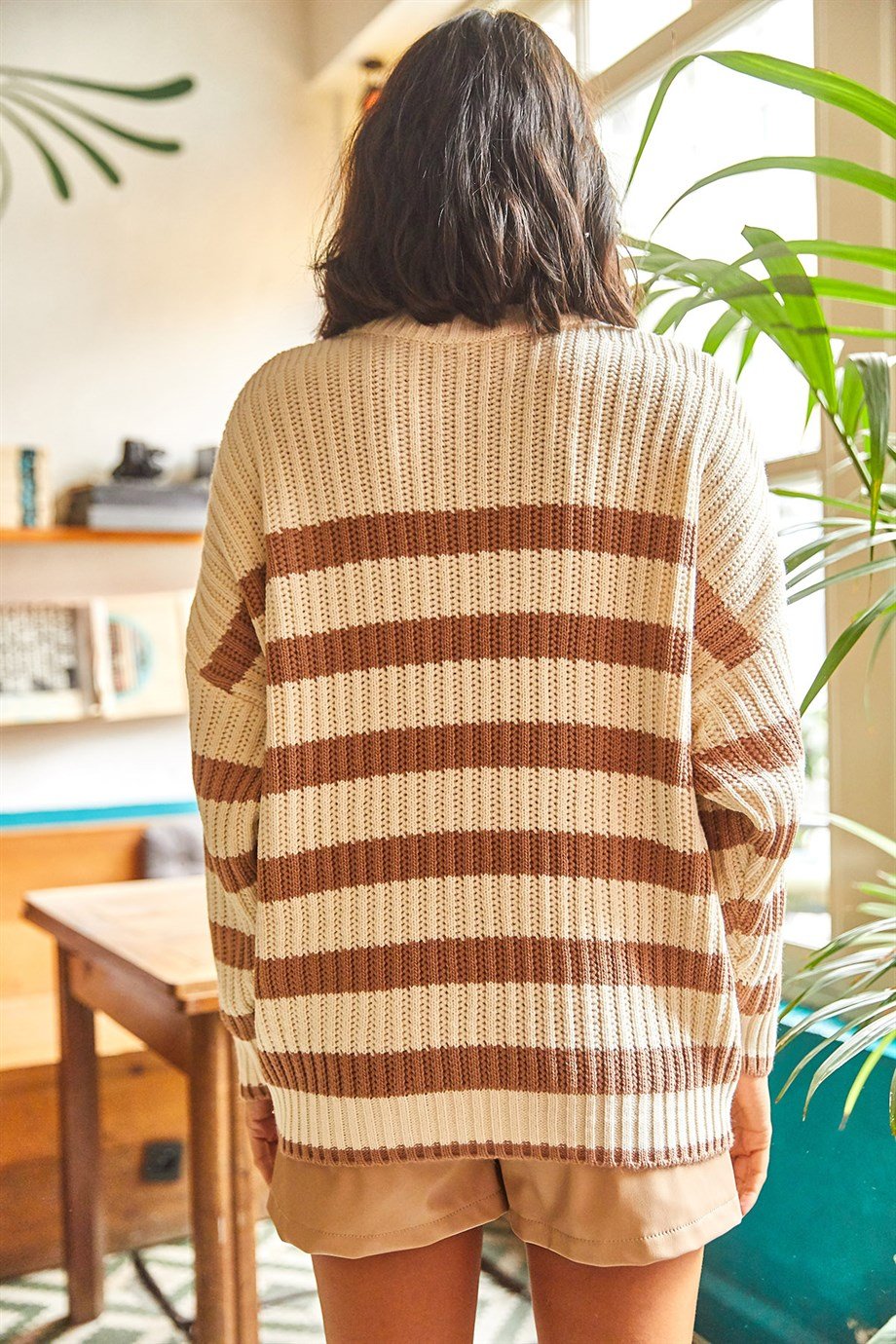 Omuzu Düğme Detaylı Çizgili Oversize Triko Kazak Ekru Camel