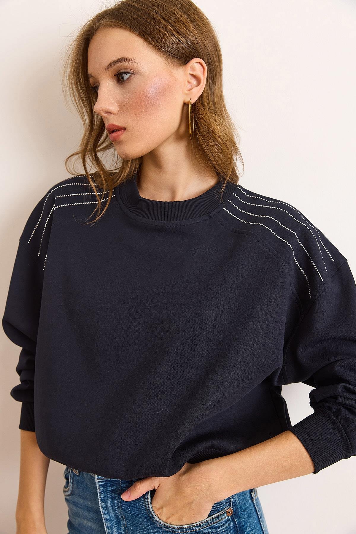 Omuzu Taş Detaylı Şardonsuz Kalın Sweatshirt Lacivert