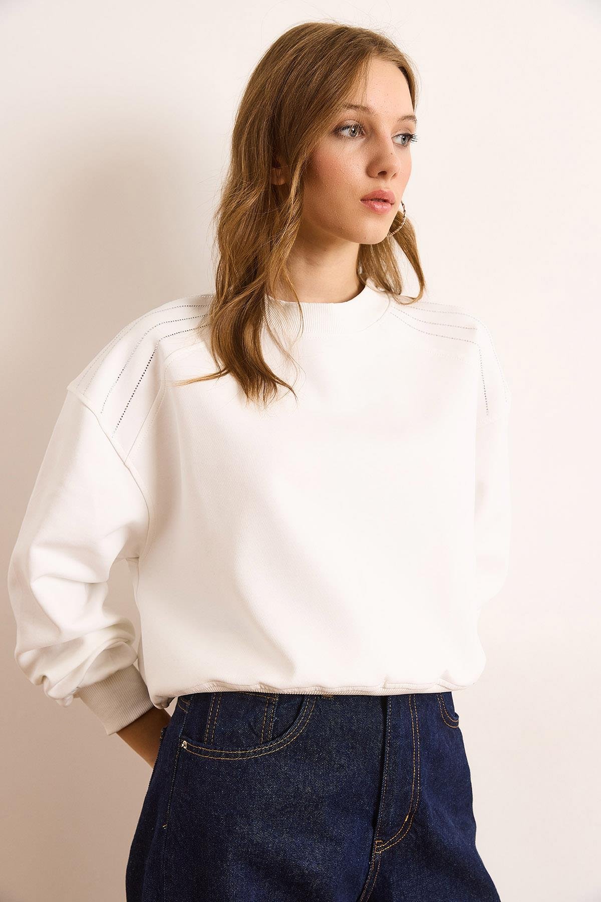 Omuzu Taş Detaylı Şardonsuz Kalın Sweatshirt Beyaz