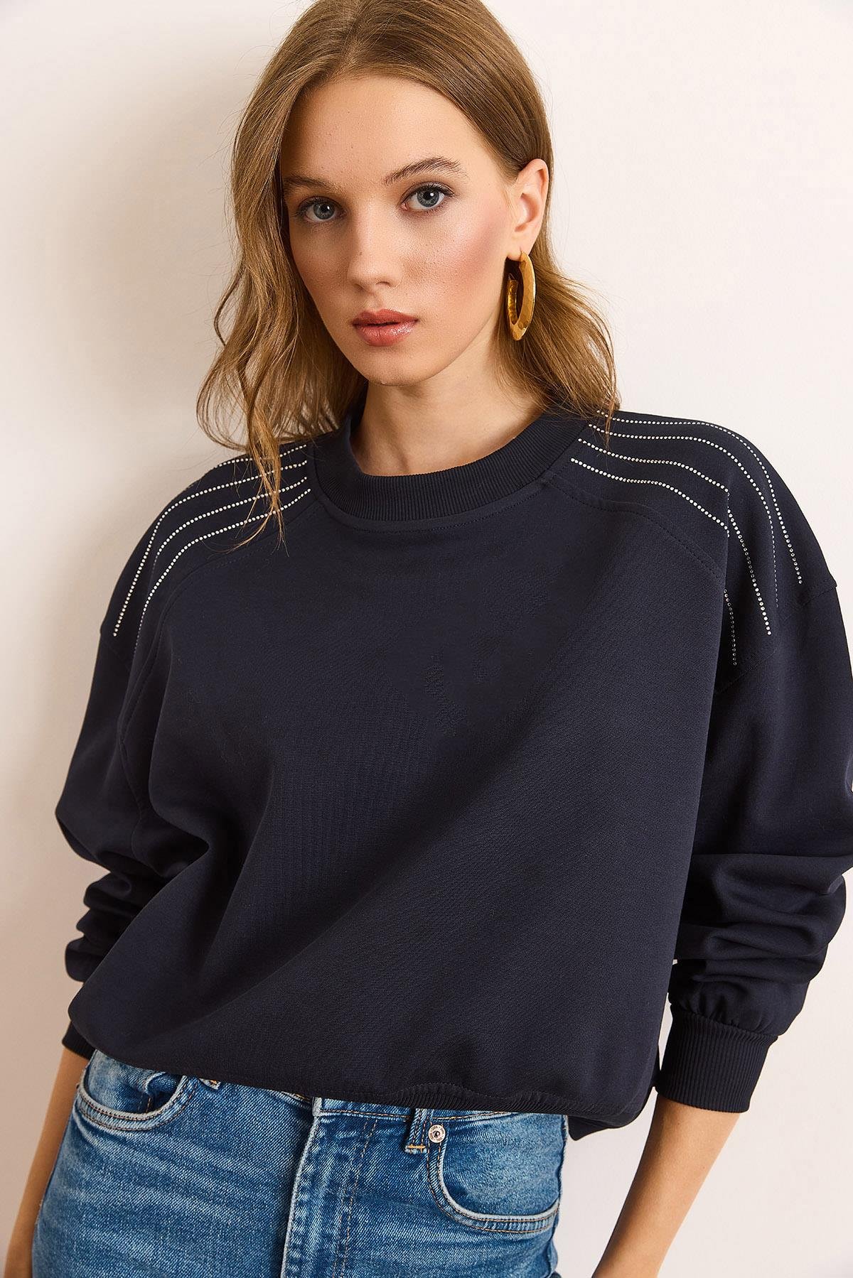 Omuzu Taş Detaylı Şardonsuz Kalın Sweatshirt Lacivert