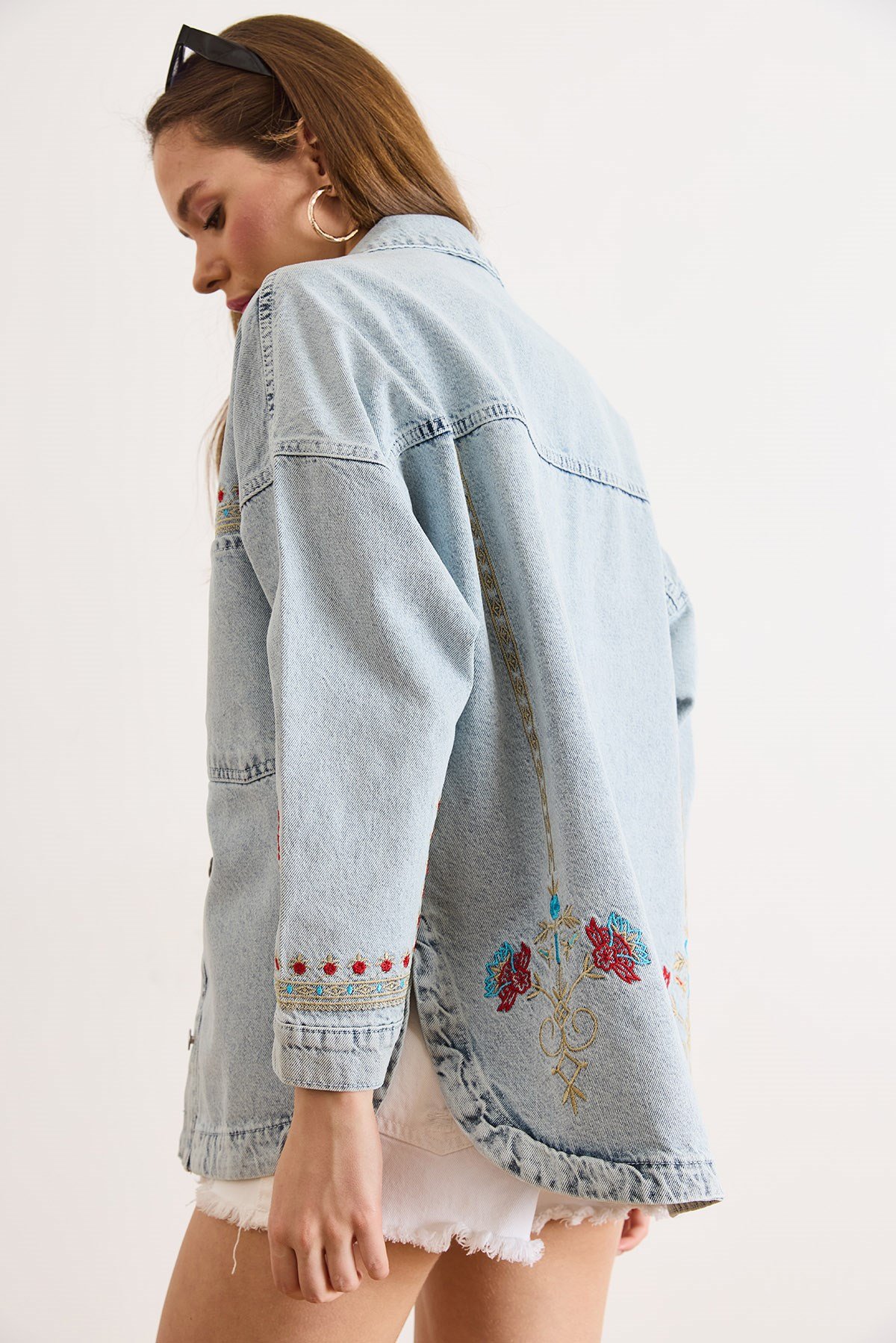 Ön Arka Çiçek Nakış Detaylı Yıkanmış Denim Ceket Açık Mavi