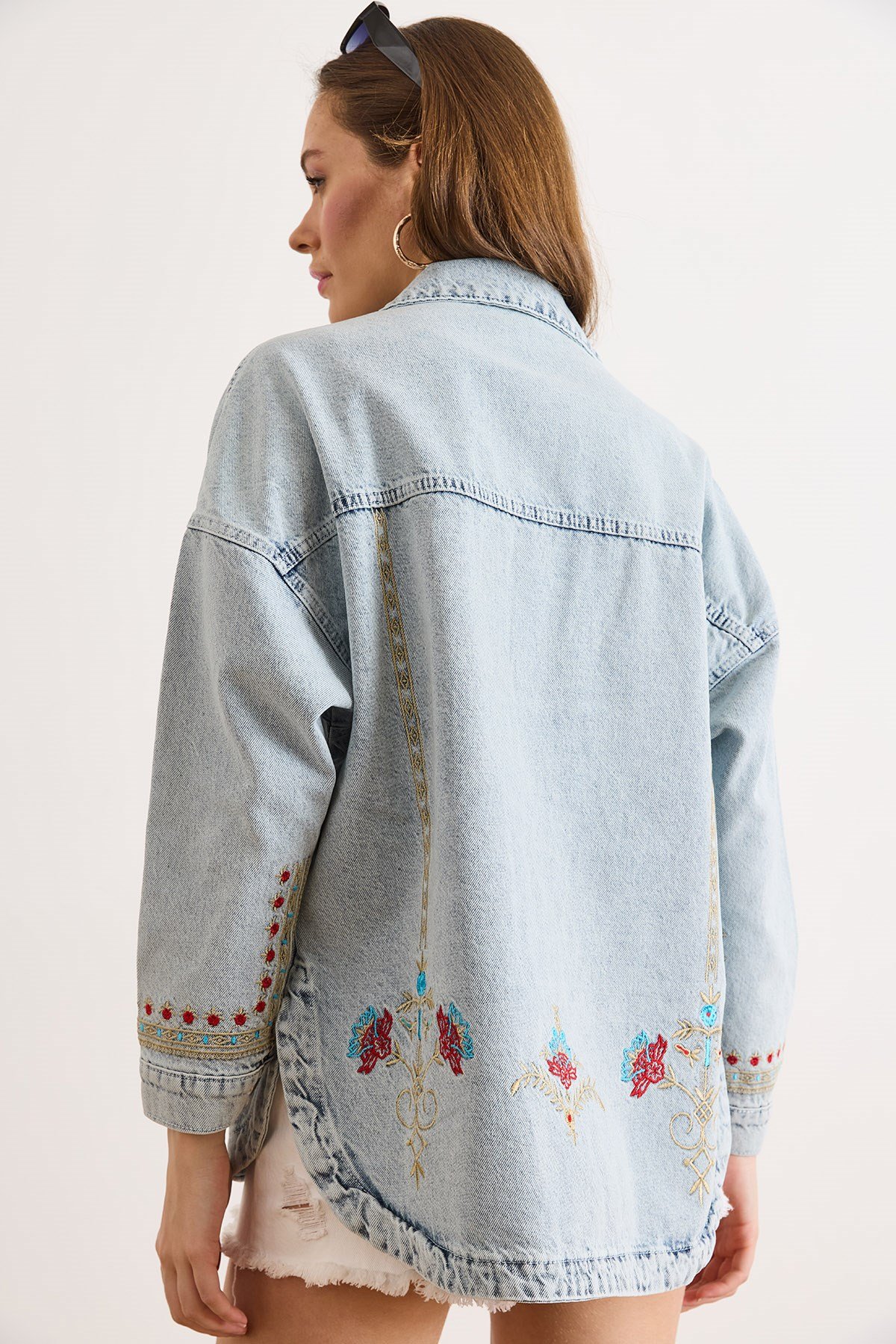 Ön Arka Çiçek Nakış Detaylı Yıkanmış Denim Ceket Açık Mavi