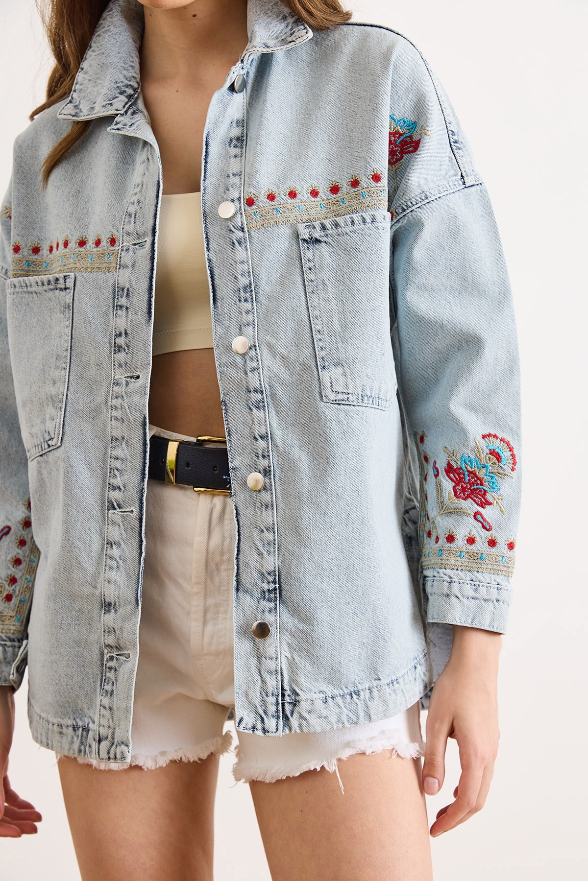 Ön Arka Çiçek Nakış Detaylı Yıkanmış Denim Ceket Açık Mavi