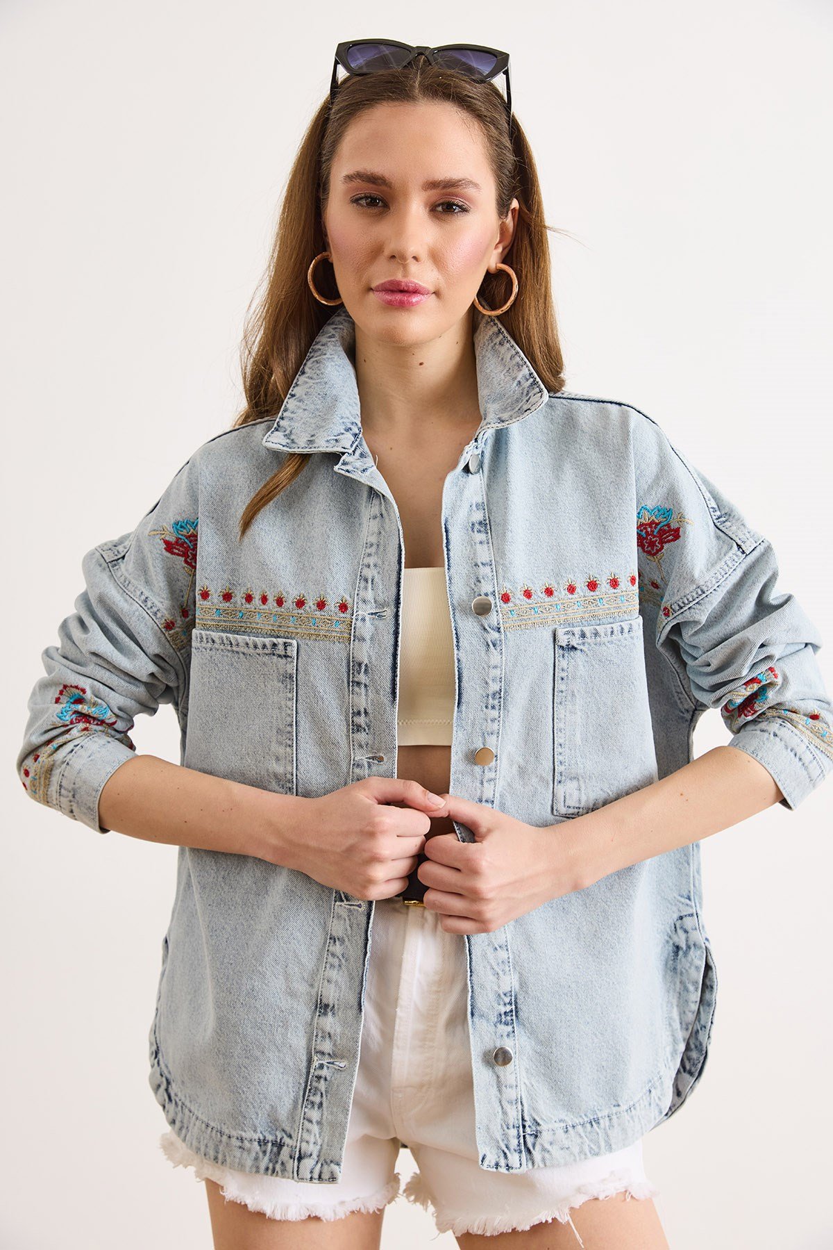 Ön Arka Çiçek Nakış Detaylı Yıkanmış Denim Ceket Açık Mavi