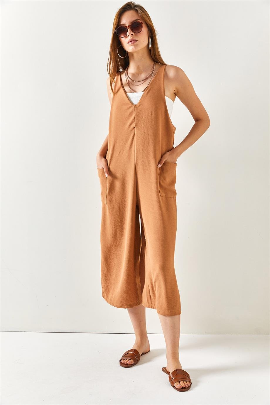 Ön Arka V Sırt Detaylı Cepli Ayrobin Tulum Camel