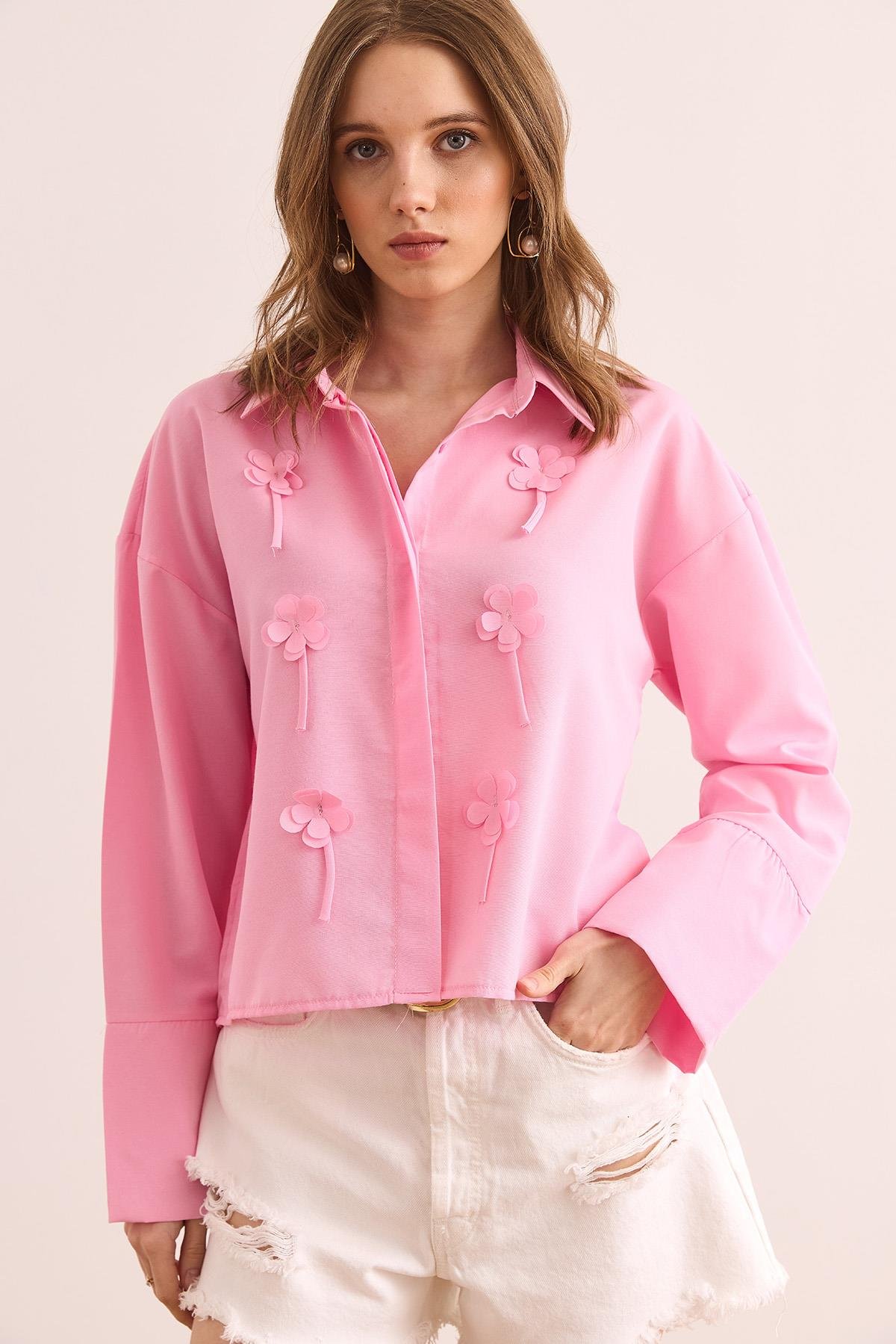 Önü Aksesuarlı Gizli Patlı Crop Gömlek Şeker Pembe