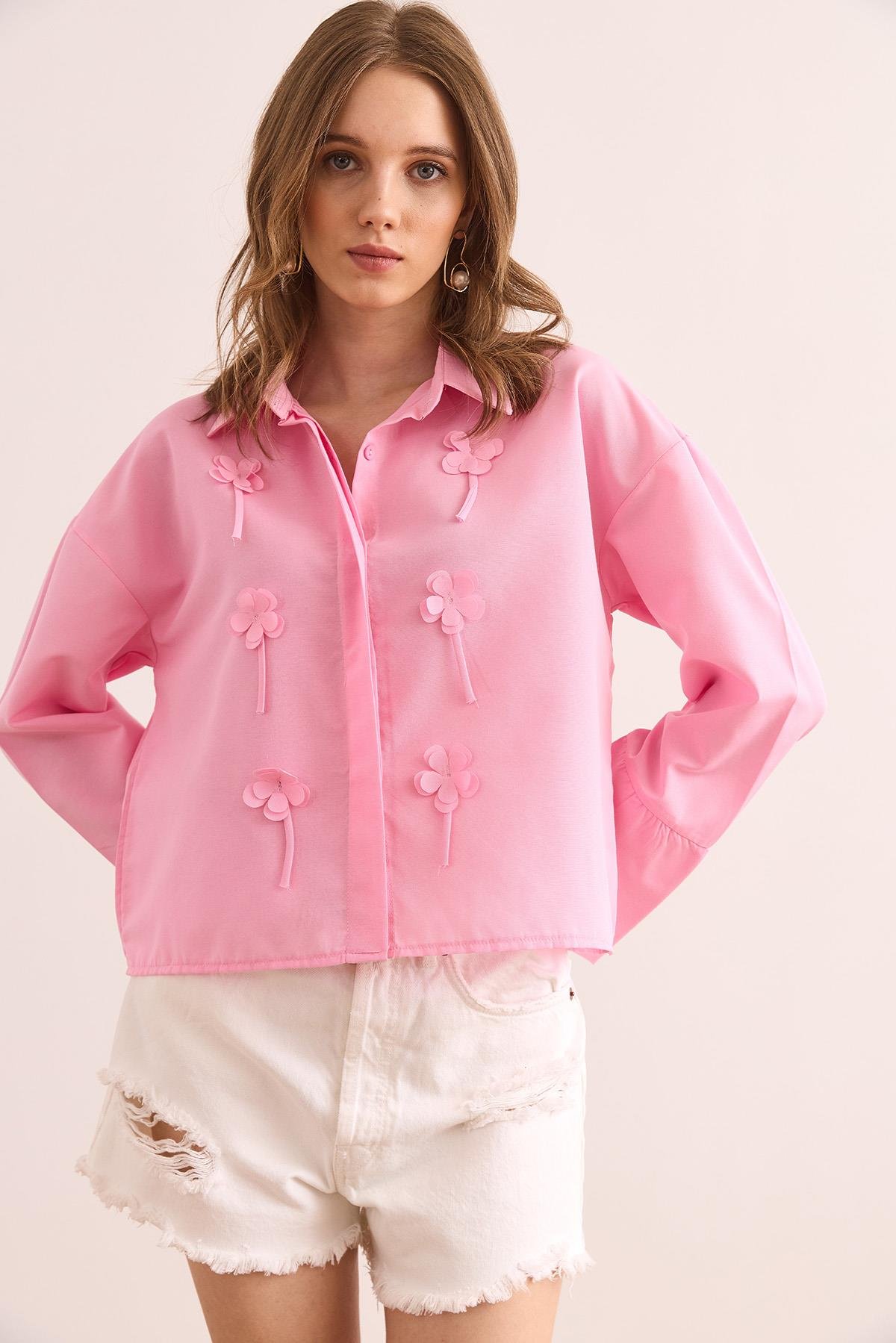 Önü Aksesuarlı Gizli Patlı Crop Gömlek Şeker Pembe