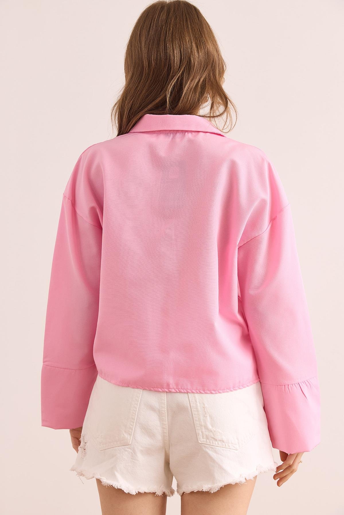 Önü Aksesuarlı Gizli Patlı Crop Gömlek Şeker Pembe