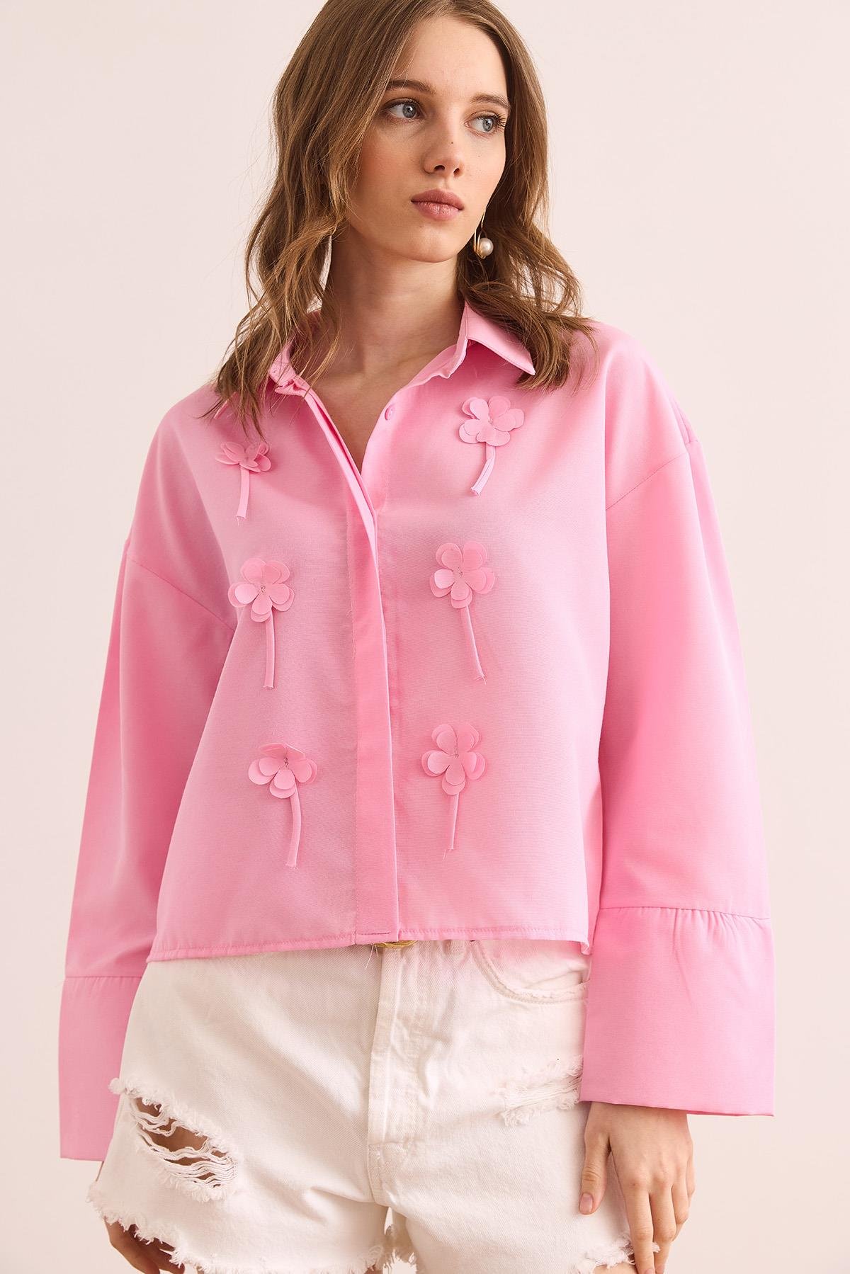 Önü Aksesuarlı Gizli Patlı Crop Gömlek Şeker Pembe