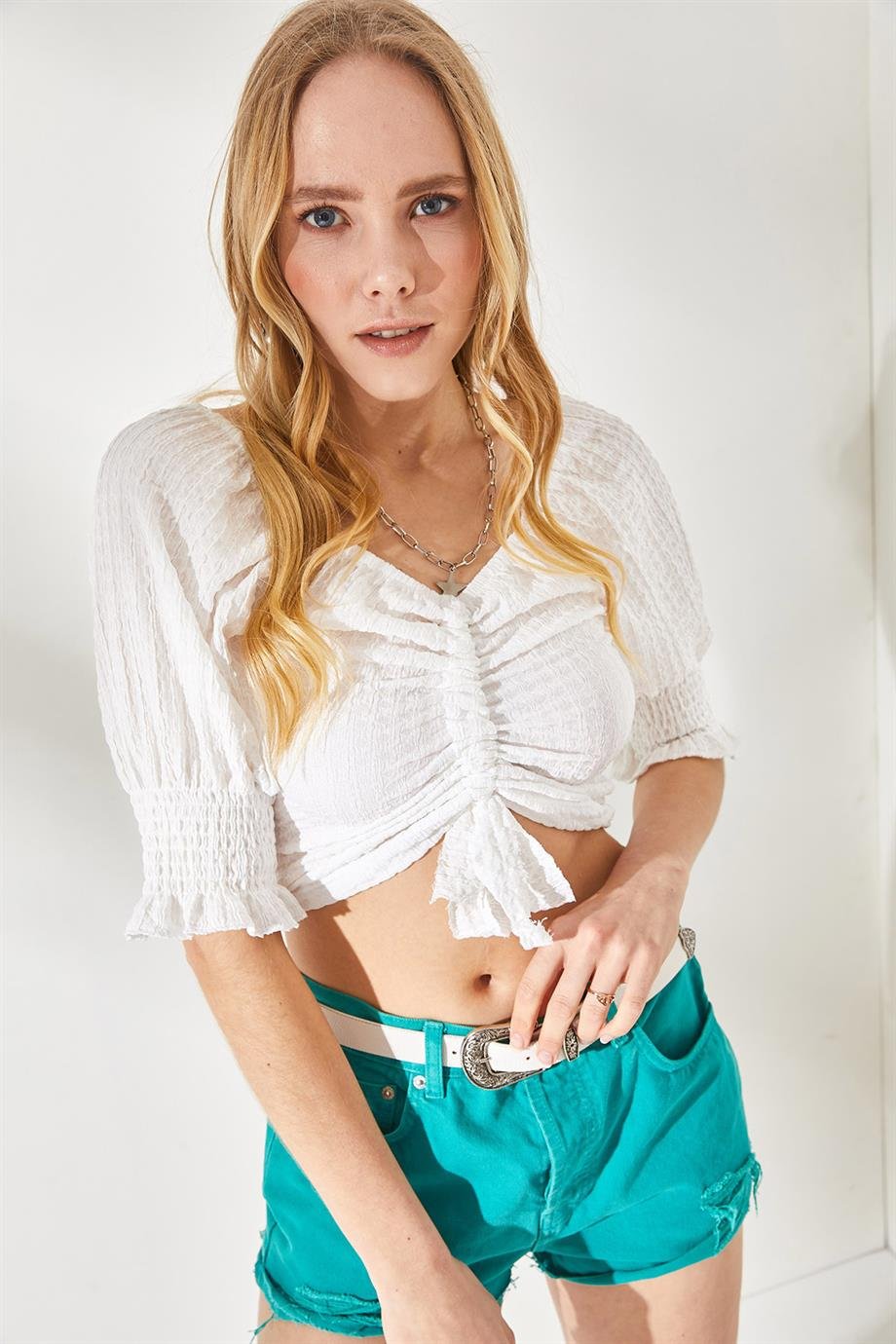 Önü Büzgülü Kol Detaylı Crop Bluz Beyaz