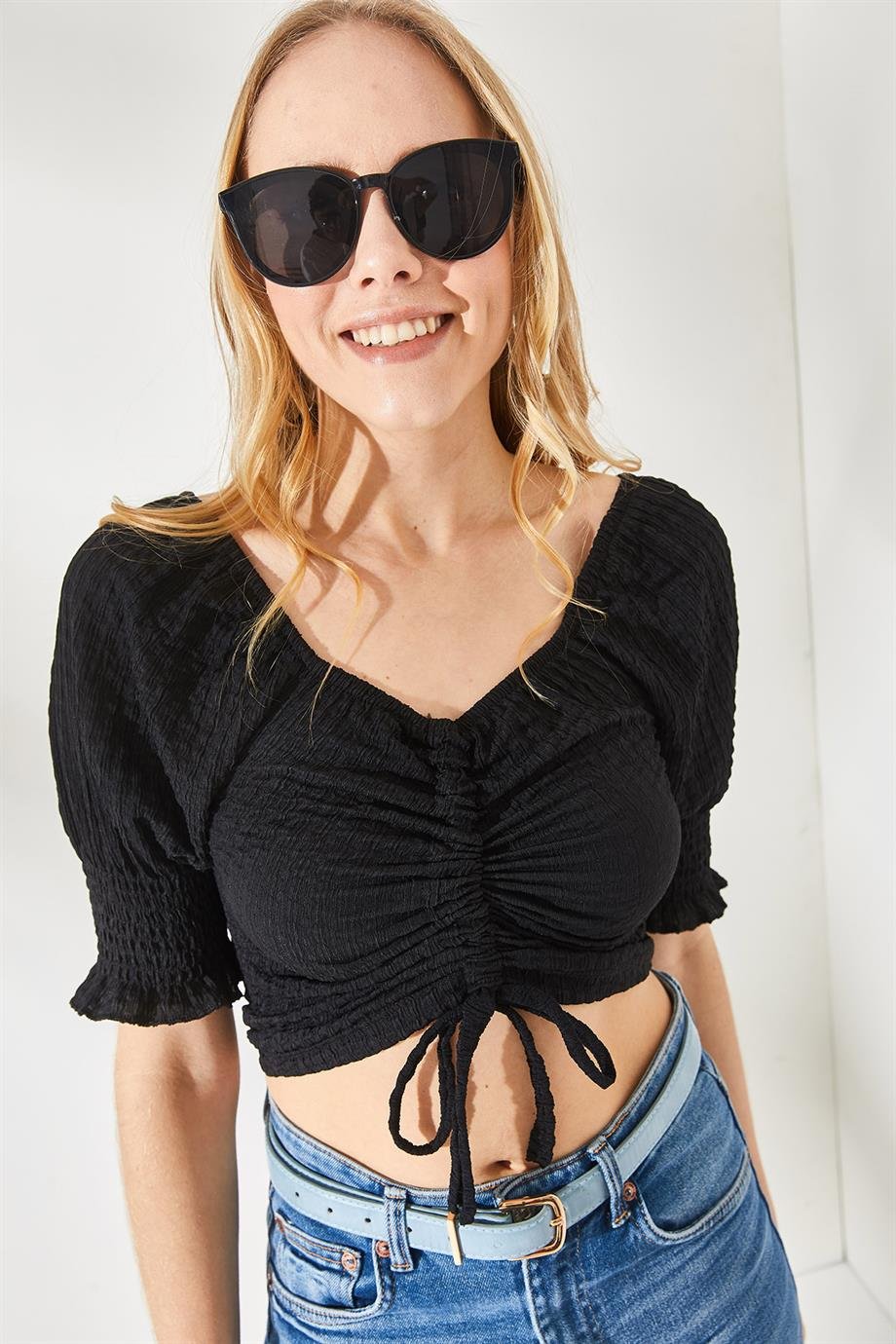 Önü Büzgülü Kol Detaylı Crop Bluz Siyah