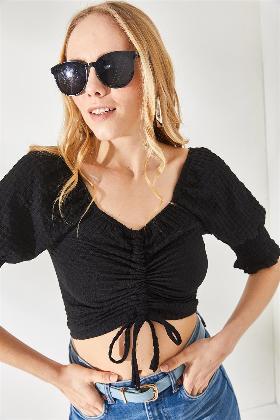 Önü Büzgülü Kol Detaylı Crop Bluz Siyah