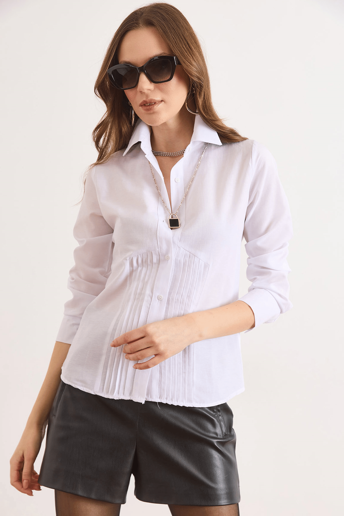 Önü Pensli Slim Fit Dokuma Gömlek Beyaz