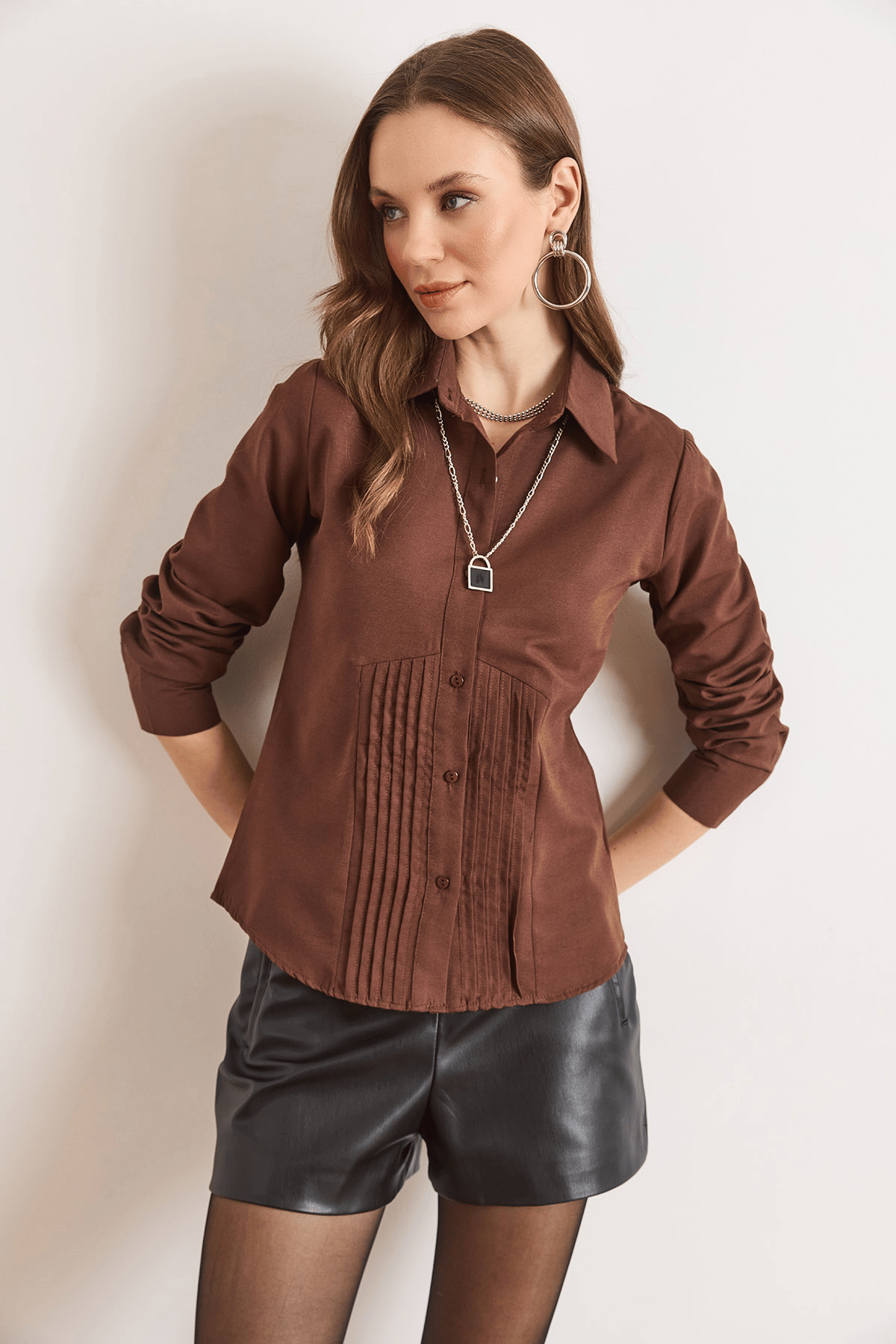 Önü Pensli Slim Fit Dokuma Gömlek Kahverengi
