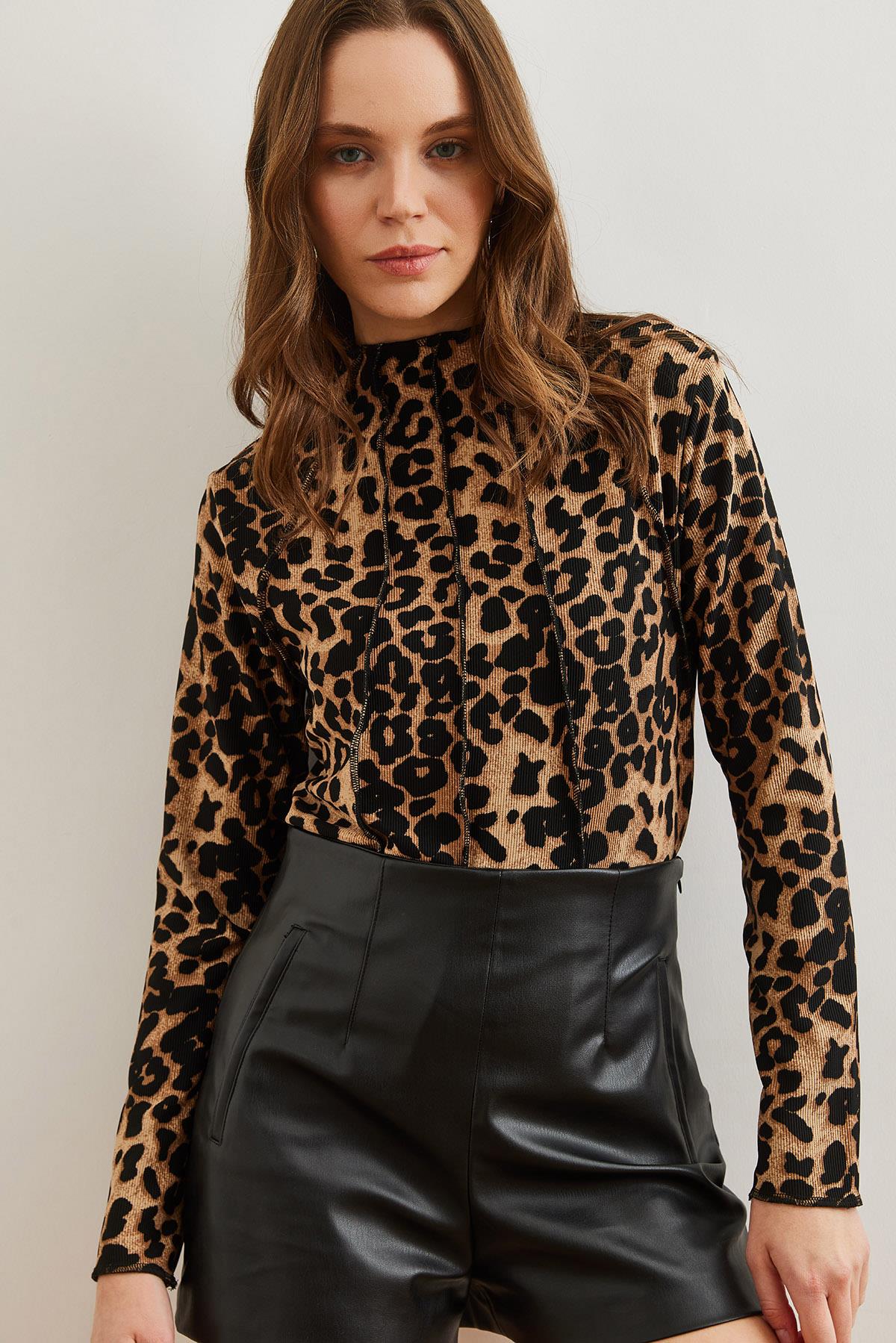 Parçalı Dik Yaka Likralı Crop Bluz Büyük Leopar Camel