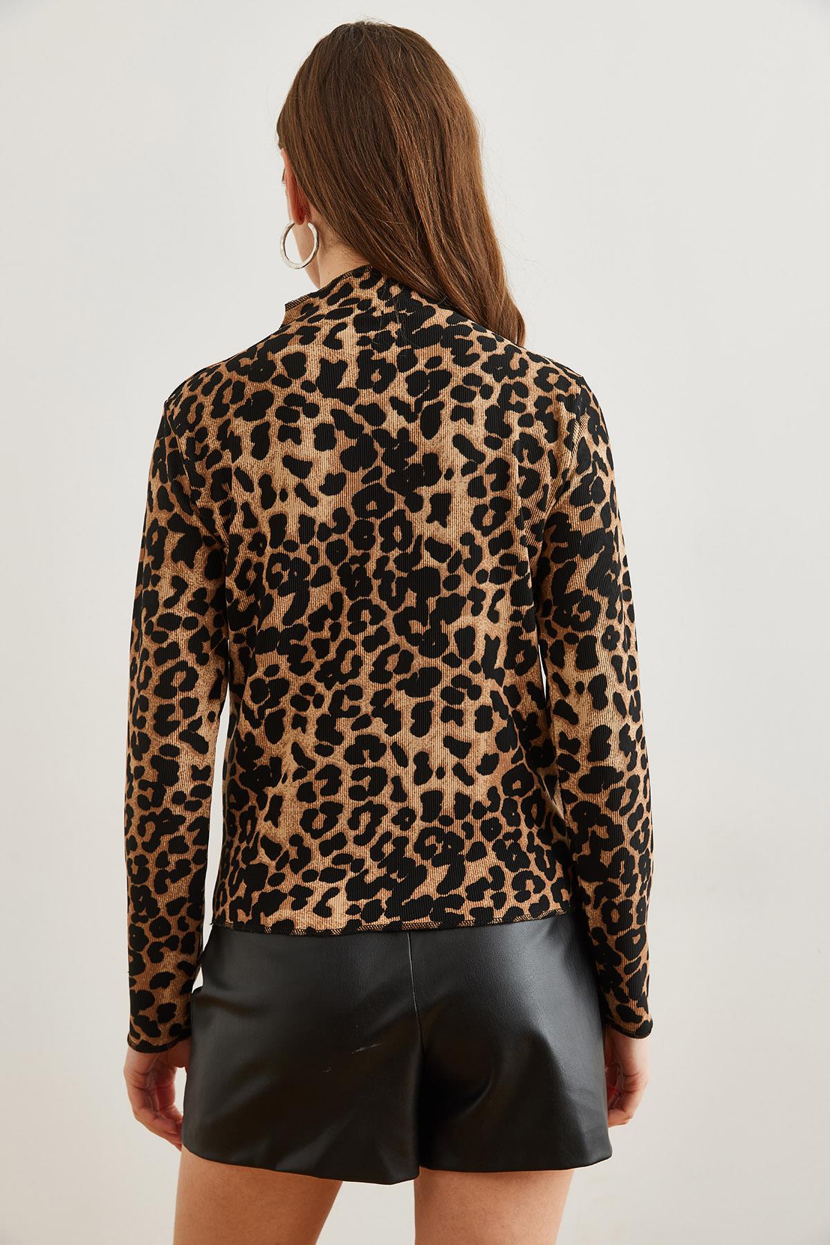 Parçalı Dik Yaka Likralı Crop Bluz Büyük Leopar Camel