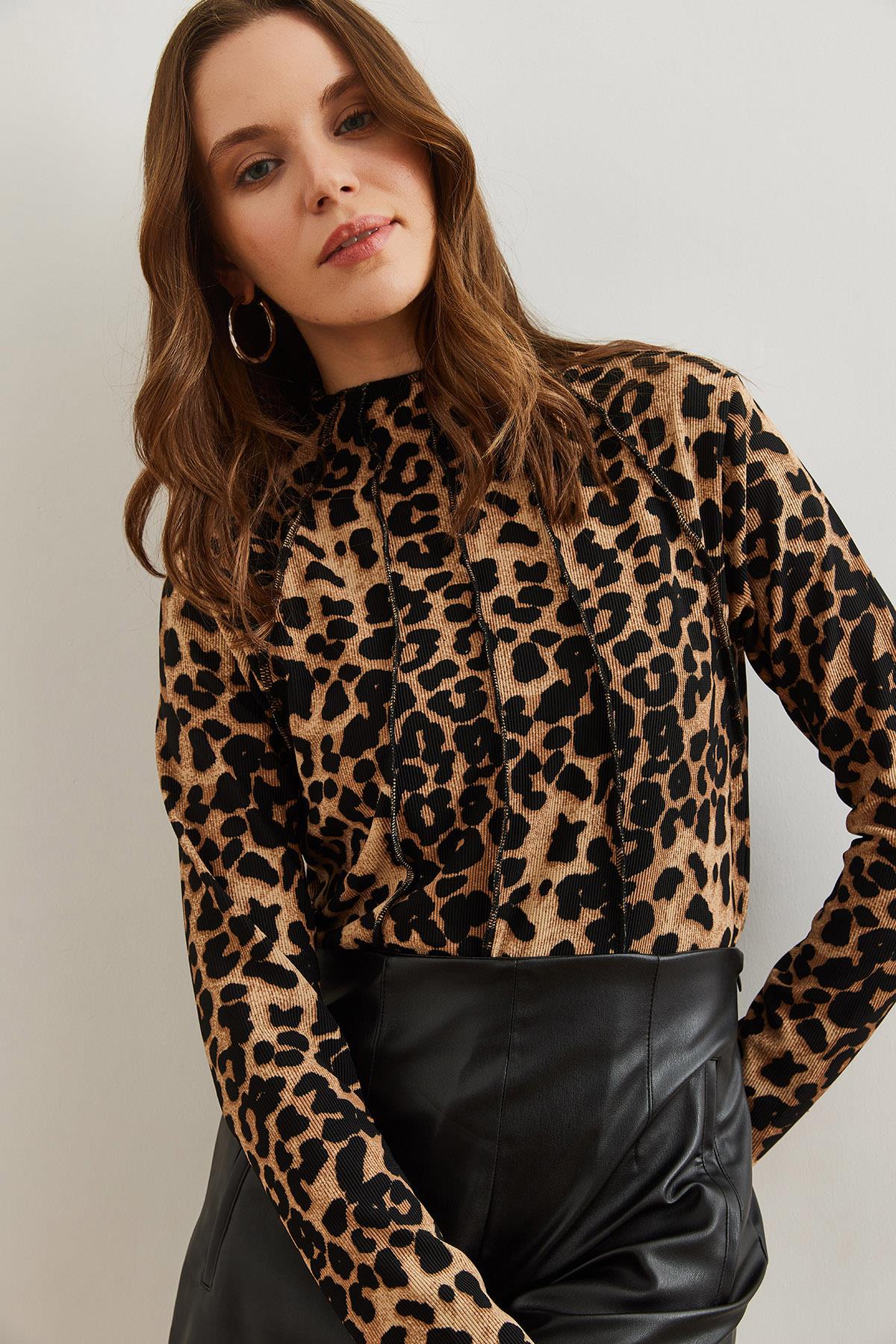 Parçalı Dik Yaka Likralı Crop Bluz Büyük Leopar Camel