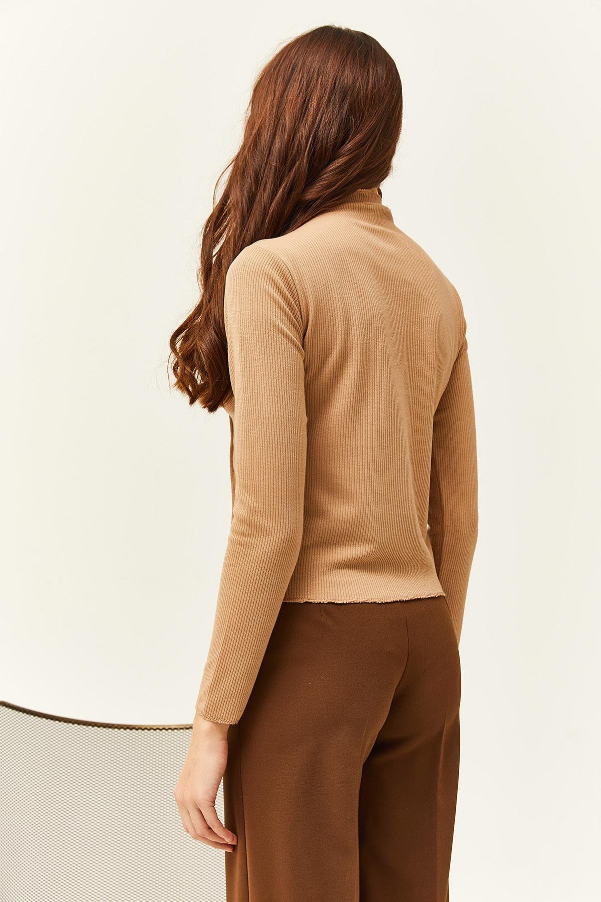 Parçalı Dik  Yaka Likralı Crop Bluz Camel
