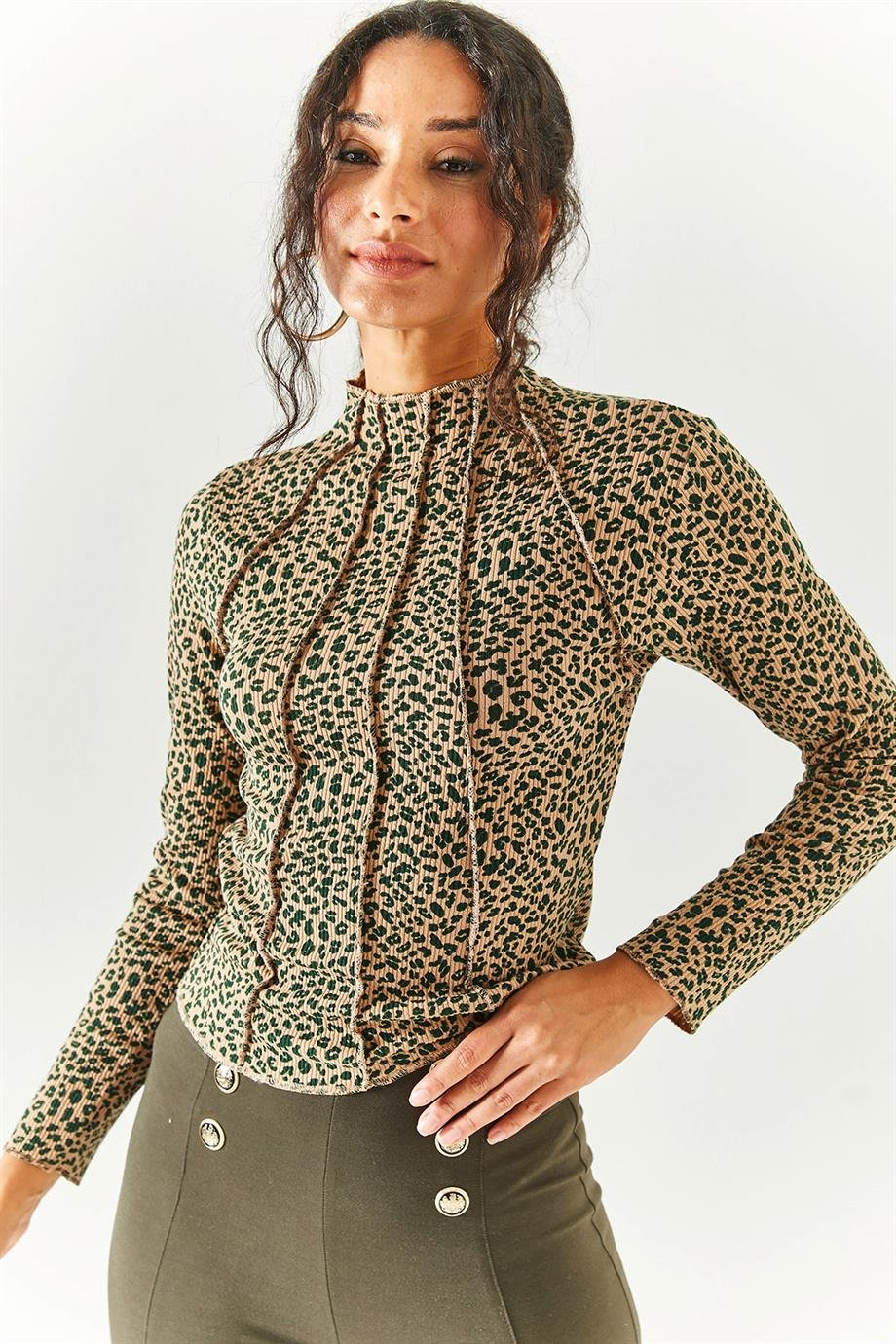 Parçalı Dik  Yaka Likralı Crop Bluz Leopar Yeşil