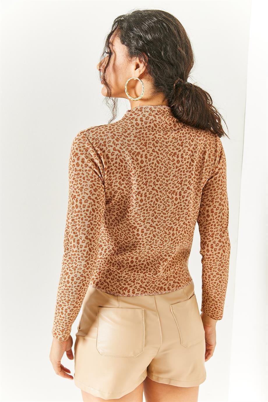 Parçalı Dik  Yaka Likralı Crop Bluz Leopar Kahve