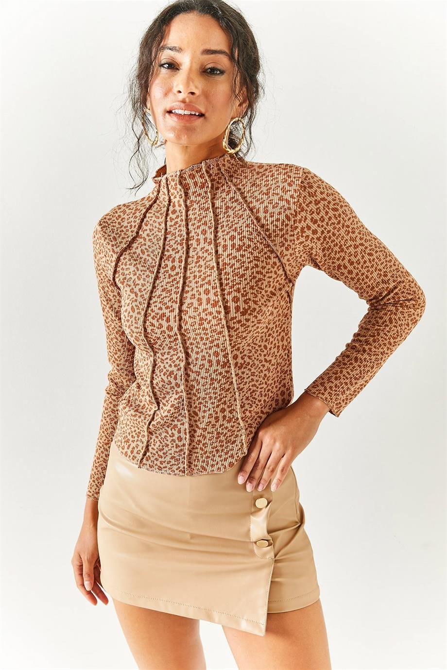 Parçalı Dik  Yaka Likralı Crop Bluz Leopar Kahve