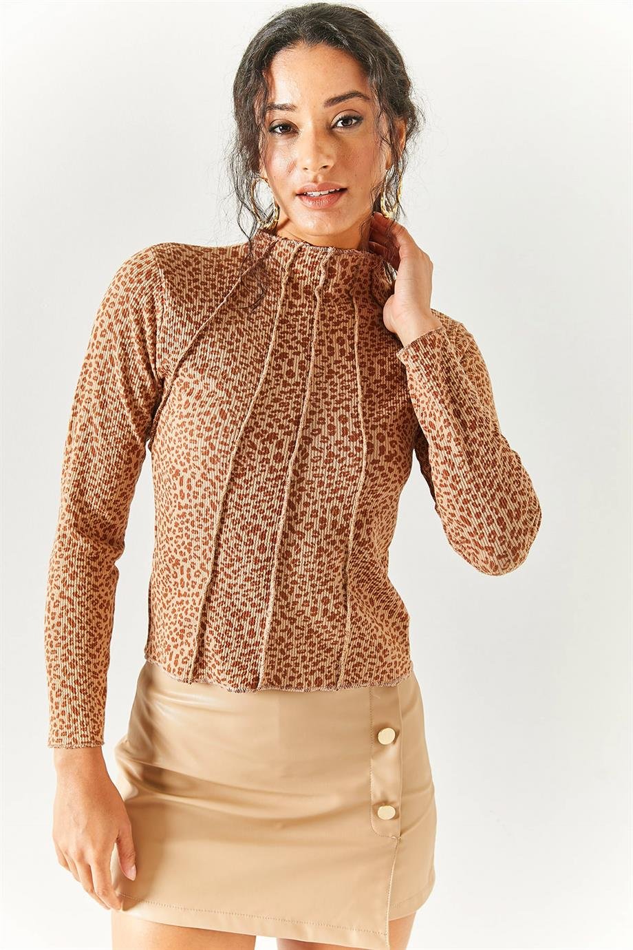 Parçalı Dik  Yaka Likralı Crop Bluz Leopar Kahve