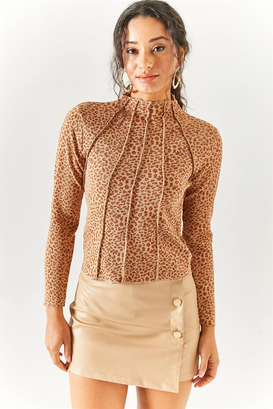 Parçalı Dik  Yaka Likralı Crop Bluz Leopar Kahve