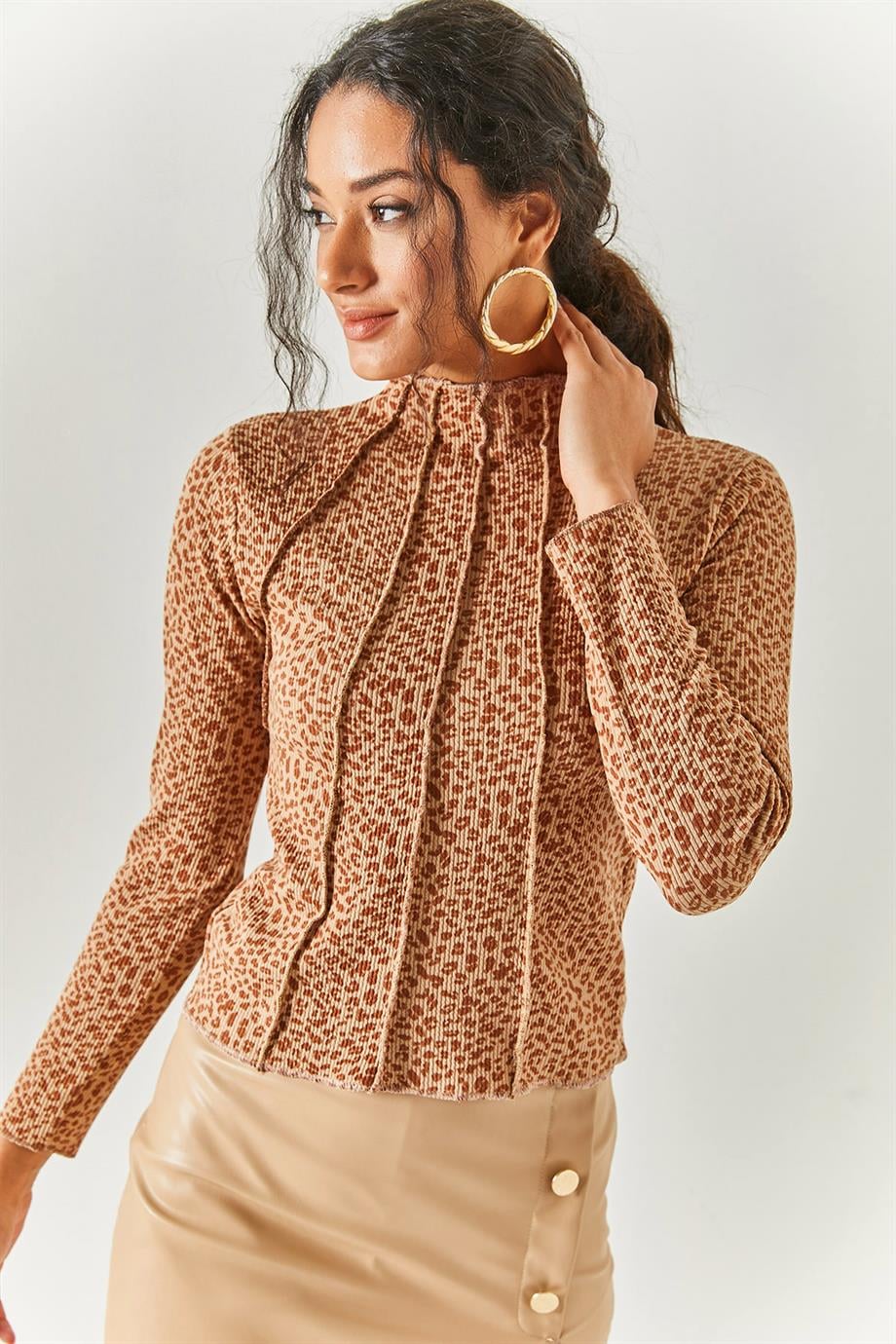 Parçalı Dik  Yaka Likralı Crop Bluz Leopar Kahve