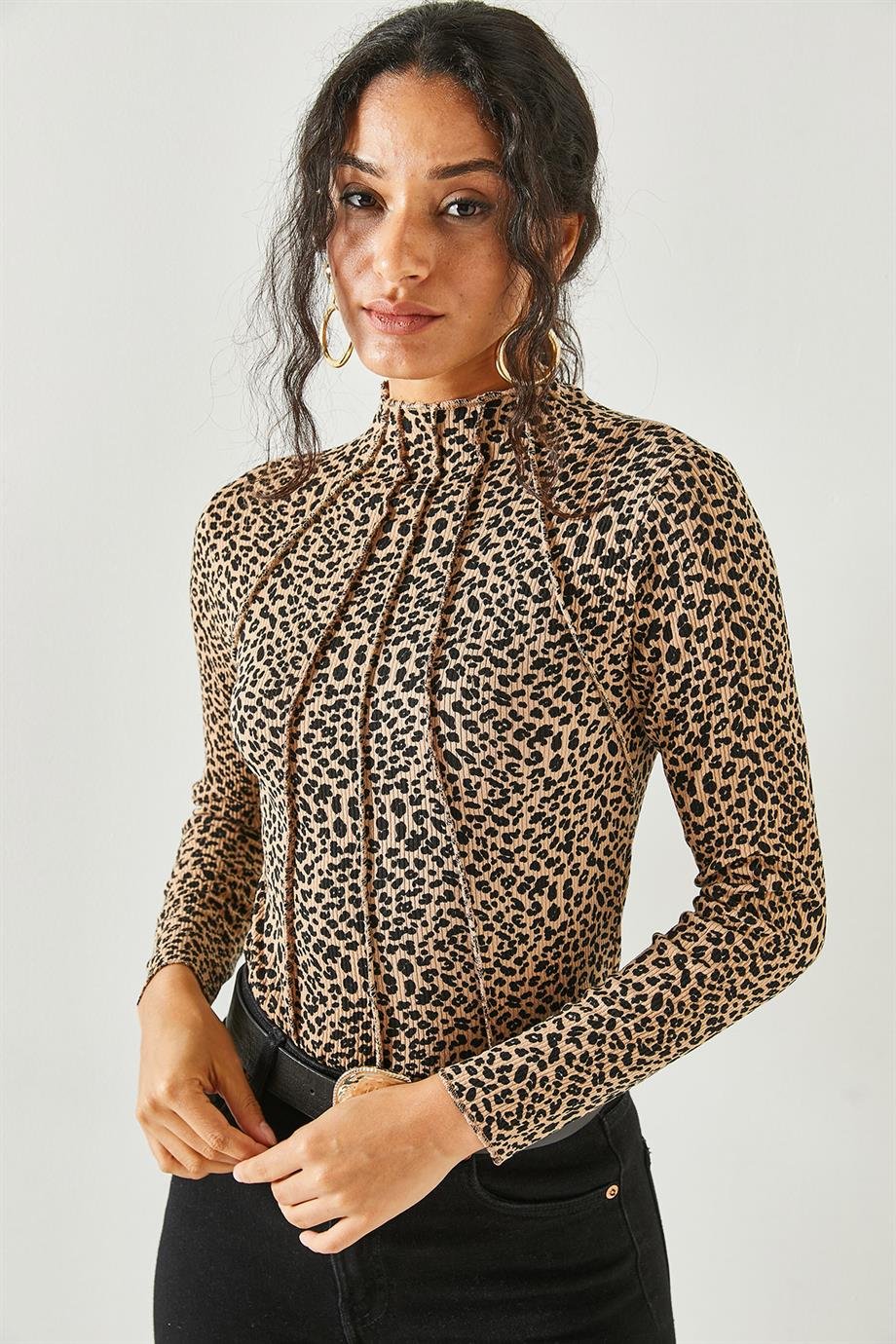 Parçalı Dik  Yaka Likralı Crop Bluz Leopar Siyah