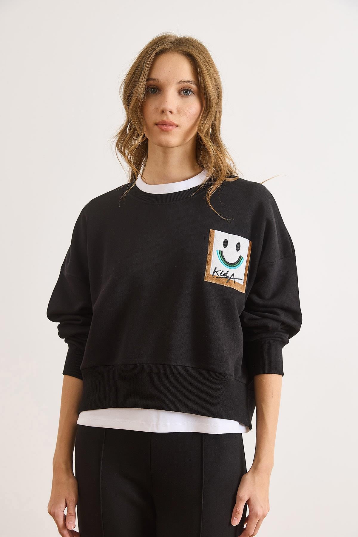 Patch Gülen Yüz Detaylı Yarasa Şardonsuz Sweatshirt Siyah