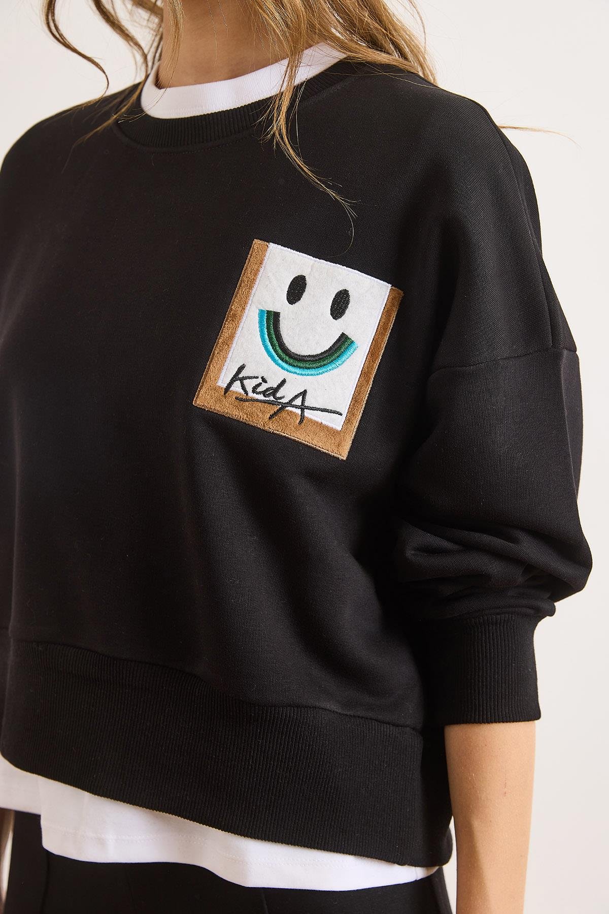 Patch Gülen Yüz Detaylı Yarasa Şardonsuz Sweatshirt Siyah