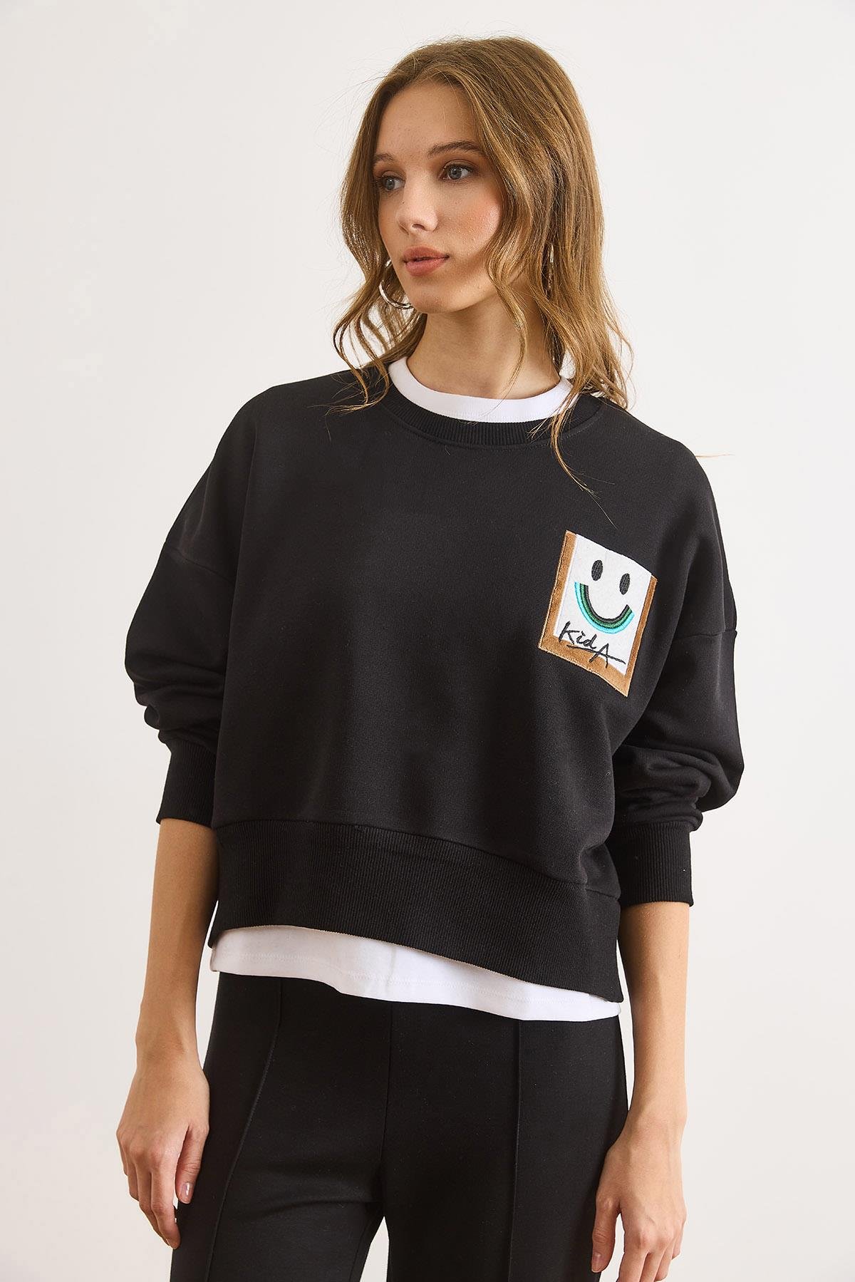 Patch Gülen Yüz Detaylı Yarasa Şardonsuz Sweatshirt Siyah