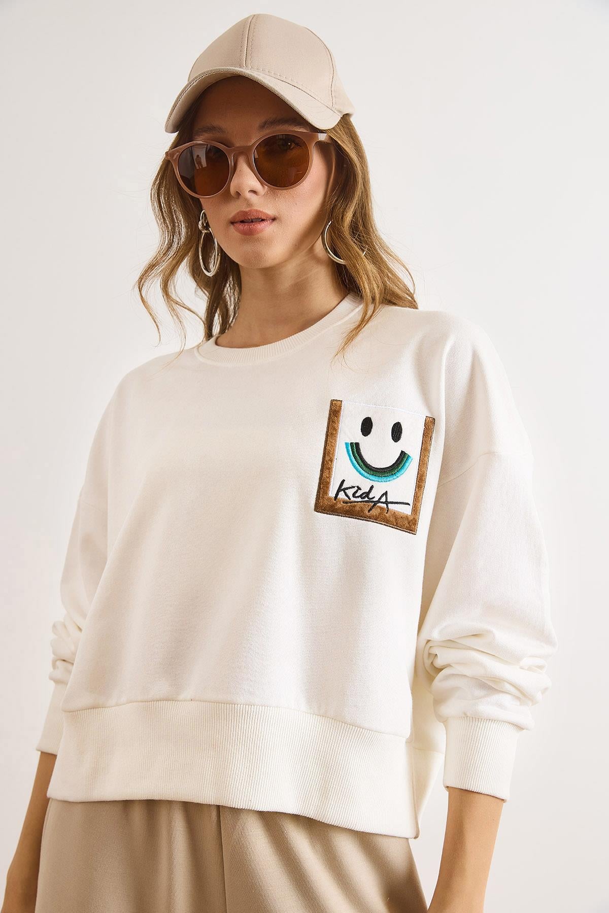 Patch Gülen Yüz Detaylı Yarasa Şardonsuz Sweatshirt Beyaz