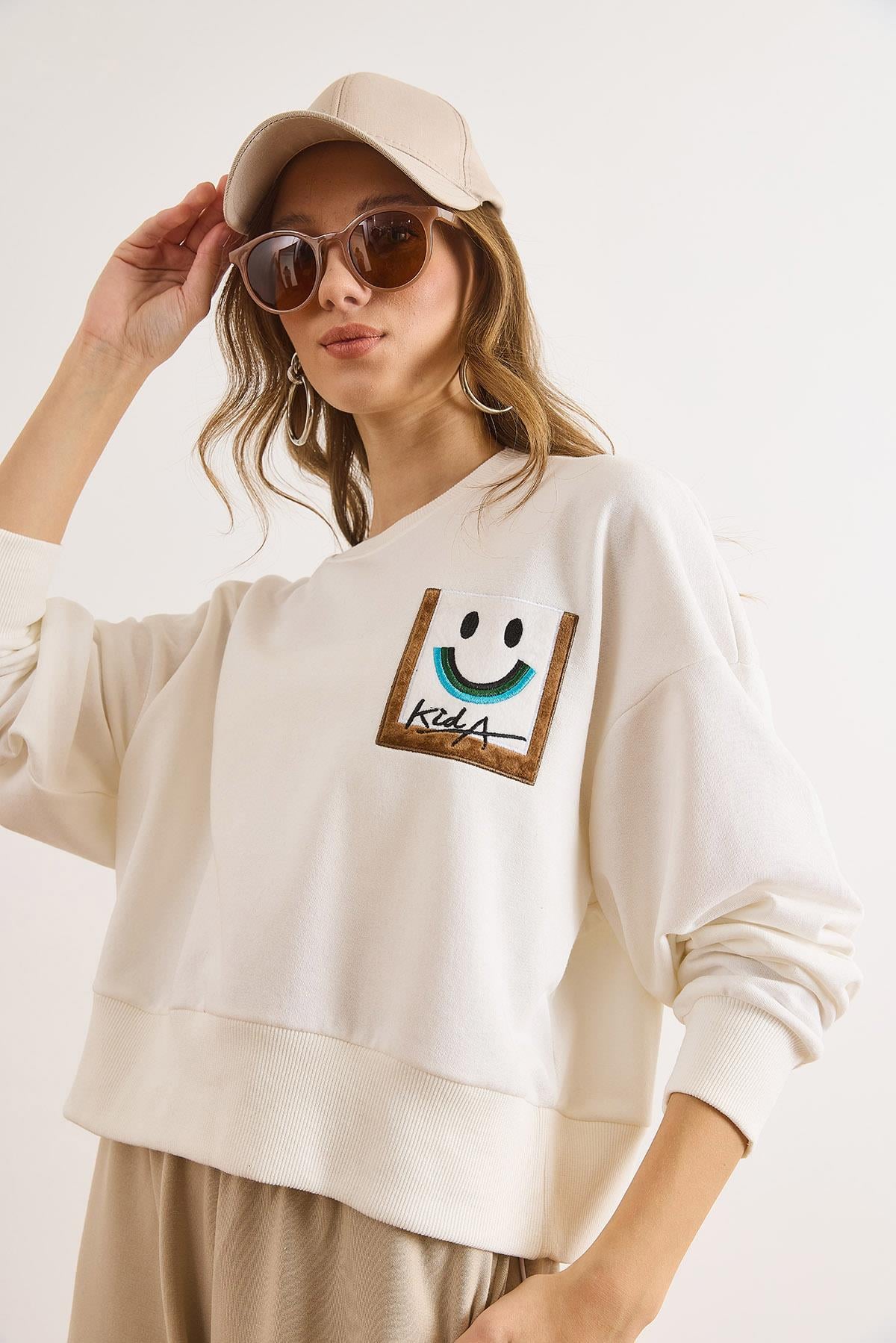 Patch Gülen Yüz Detaylı Yarasa Şardonsuz Sweatshirt Beyaz