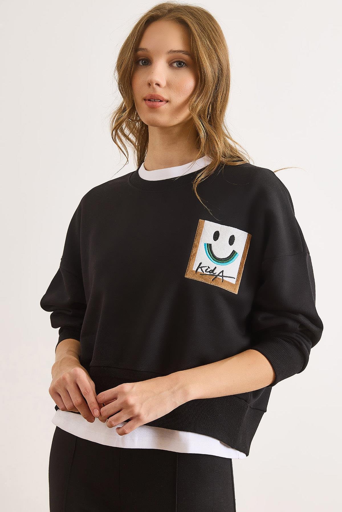 Patch Gülen Yüz Detaylı Yarasa Şardonsuz Sweatshirt Siyah