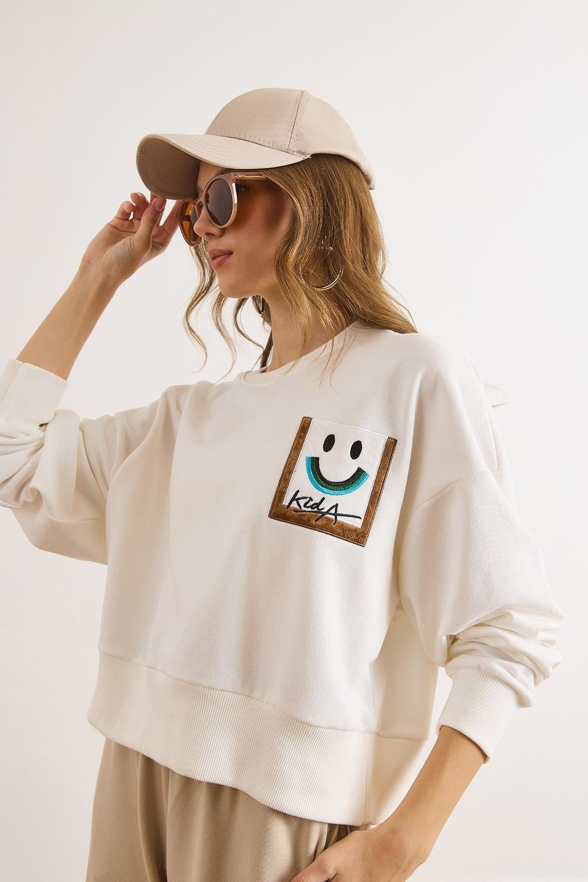 Patch Gülen Yüz Detaylı Yarasa Şardonsuz Sweatshirt Beyaz