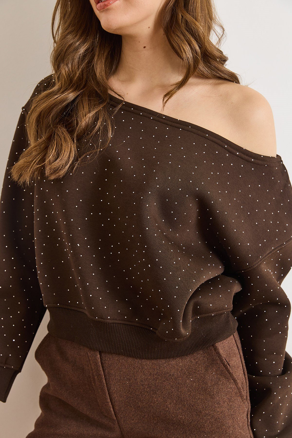 Payetli Kayık Yaka Şardonlu Sweatshirt Acı Kahve