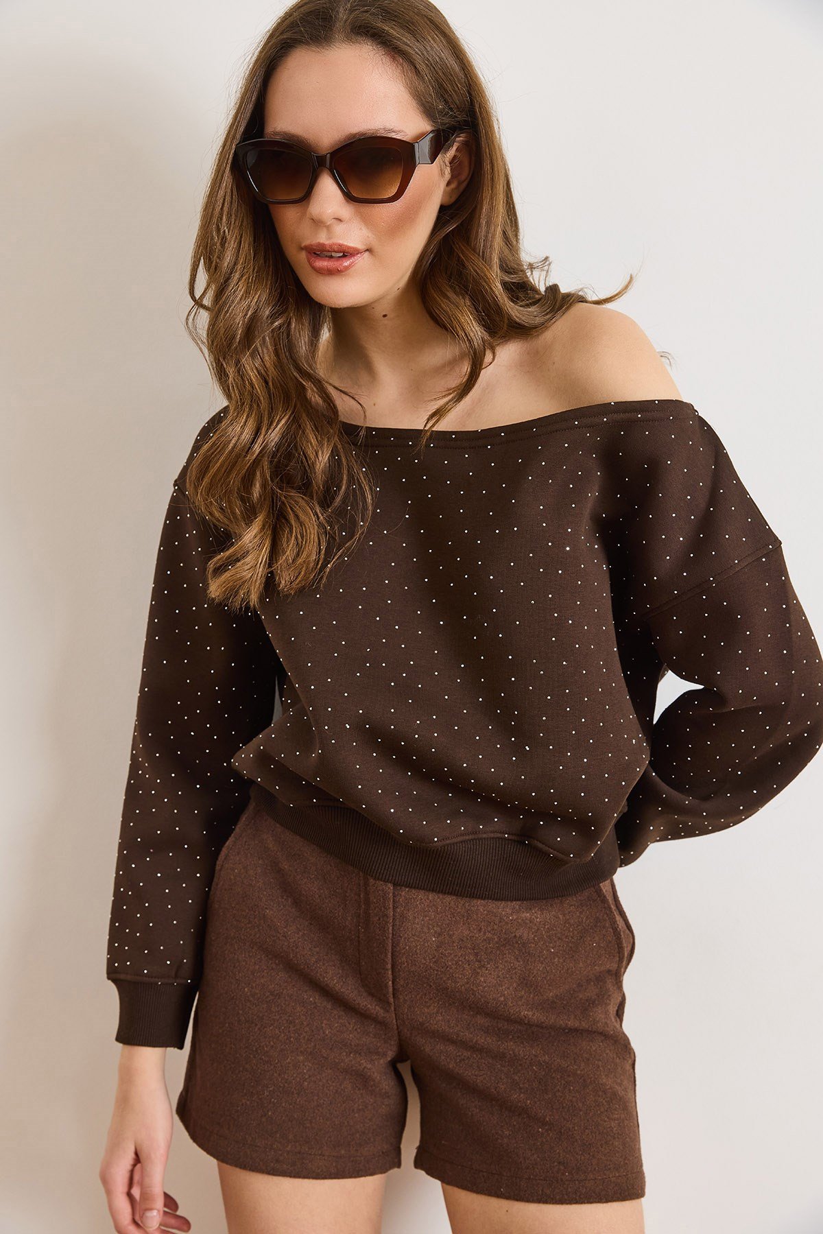 Payetli Kayık Yaka Şardonlu Sweatshirt Acı Kahve