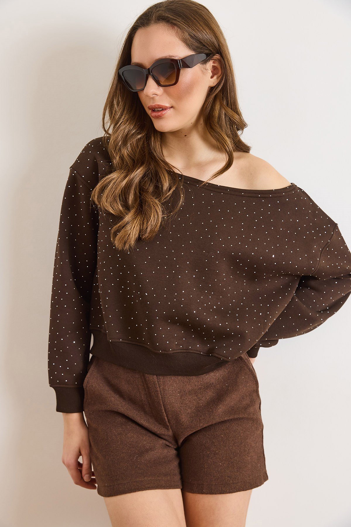 Payetli Kayık Yaka Şardonlu Sweatshirt Acı Kahve