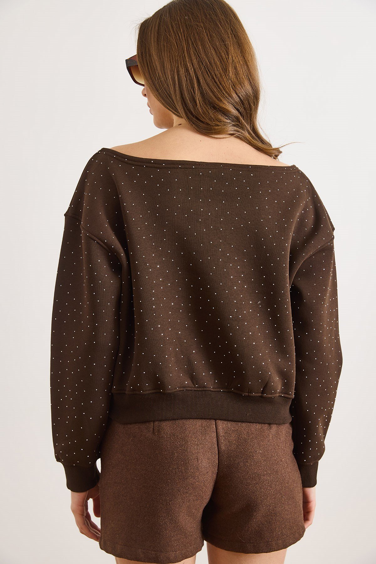 Payetli Kayık Yaka Şardonlu Sweatshirt Acı Kahve