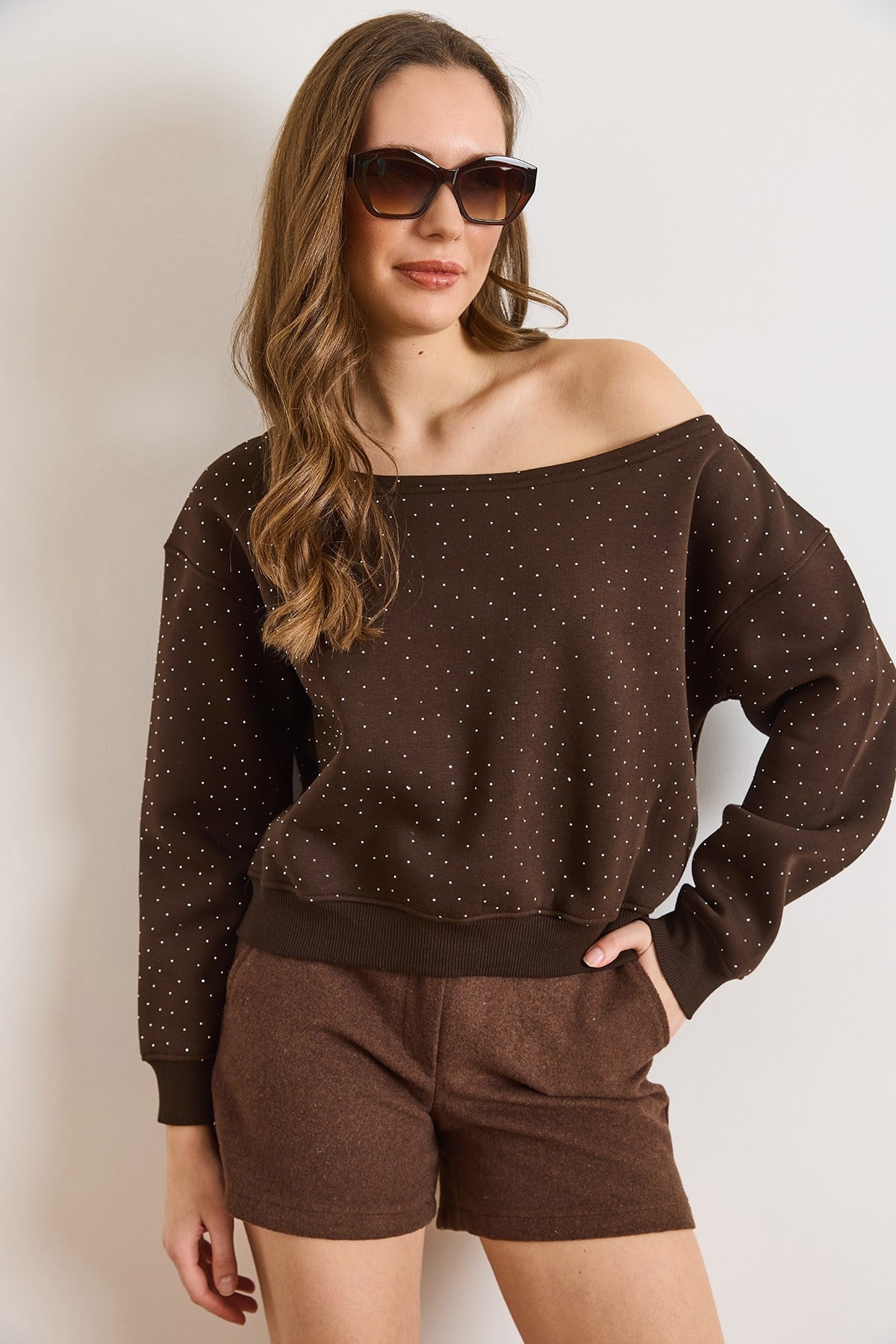 Payetli Kayık Yaka Şardonlu Sweatshirt Acı Kahve