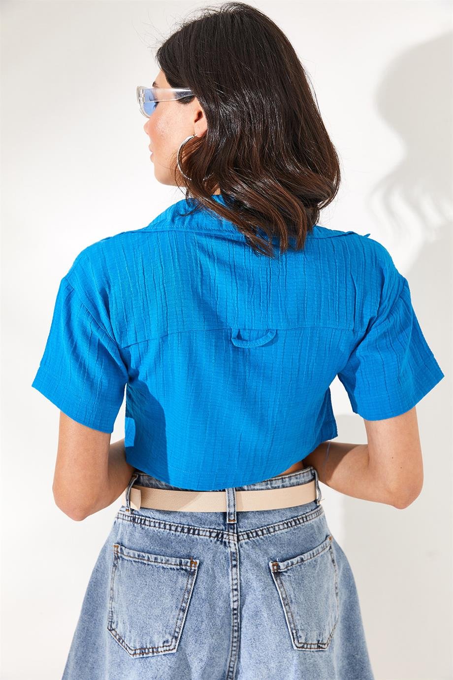 Polo Yaka Aksesuarlı Crop Bluz Mavi