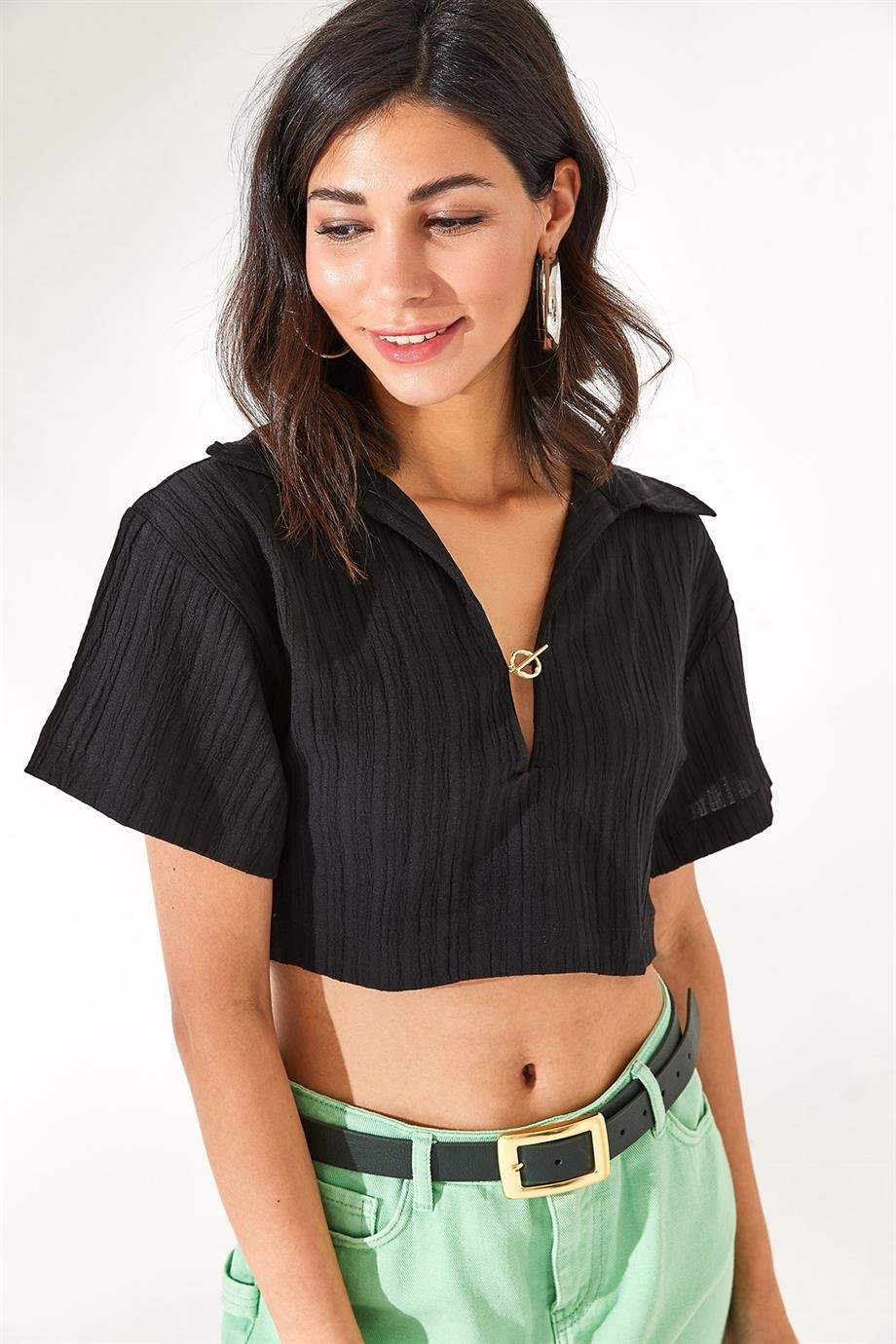 Polo Yaka Aksesuarlı Crop Bluz Siyah