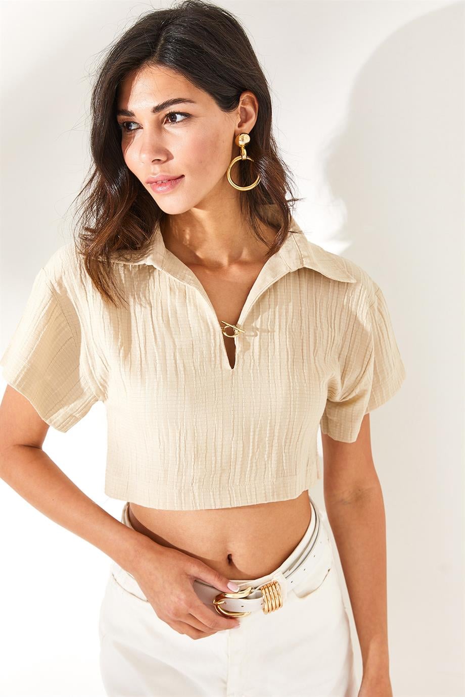 Polo Yaka Aksesuarlı Crop Bluz Taş