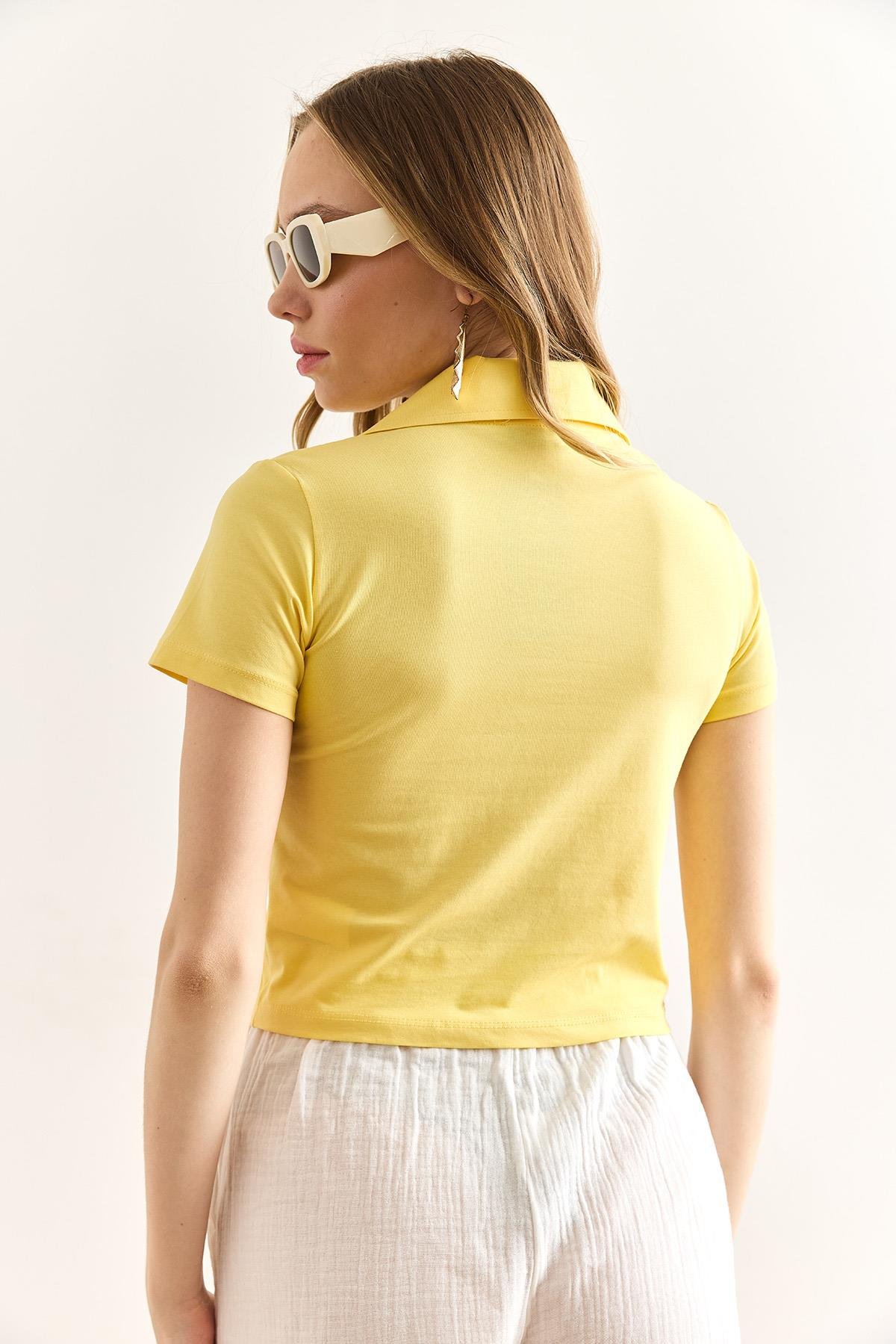 Polo Yaka Ayıcık Nakışlı Crop Tişört Sarı
