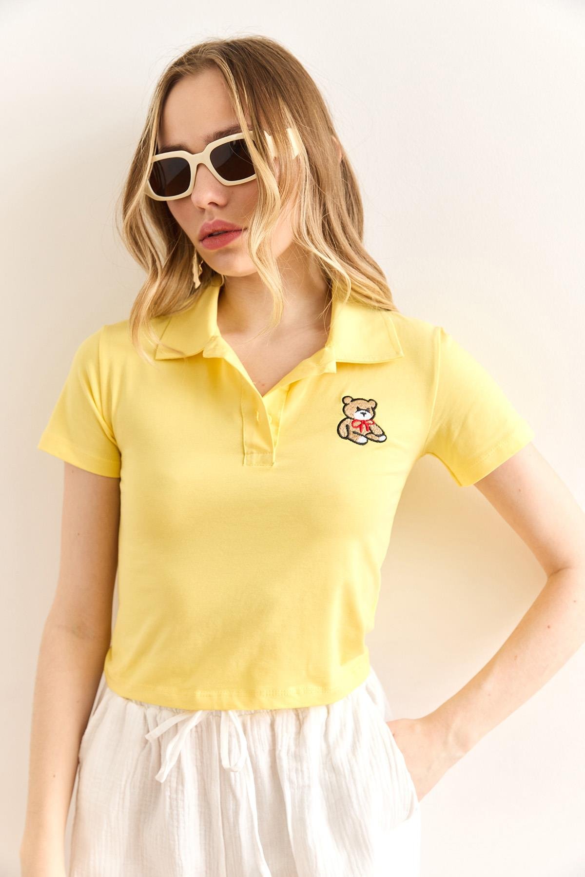 Polo Yaka Ayıcık Nakışlı Crop Tişört Sarı