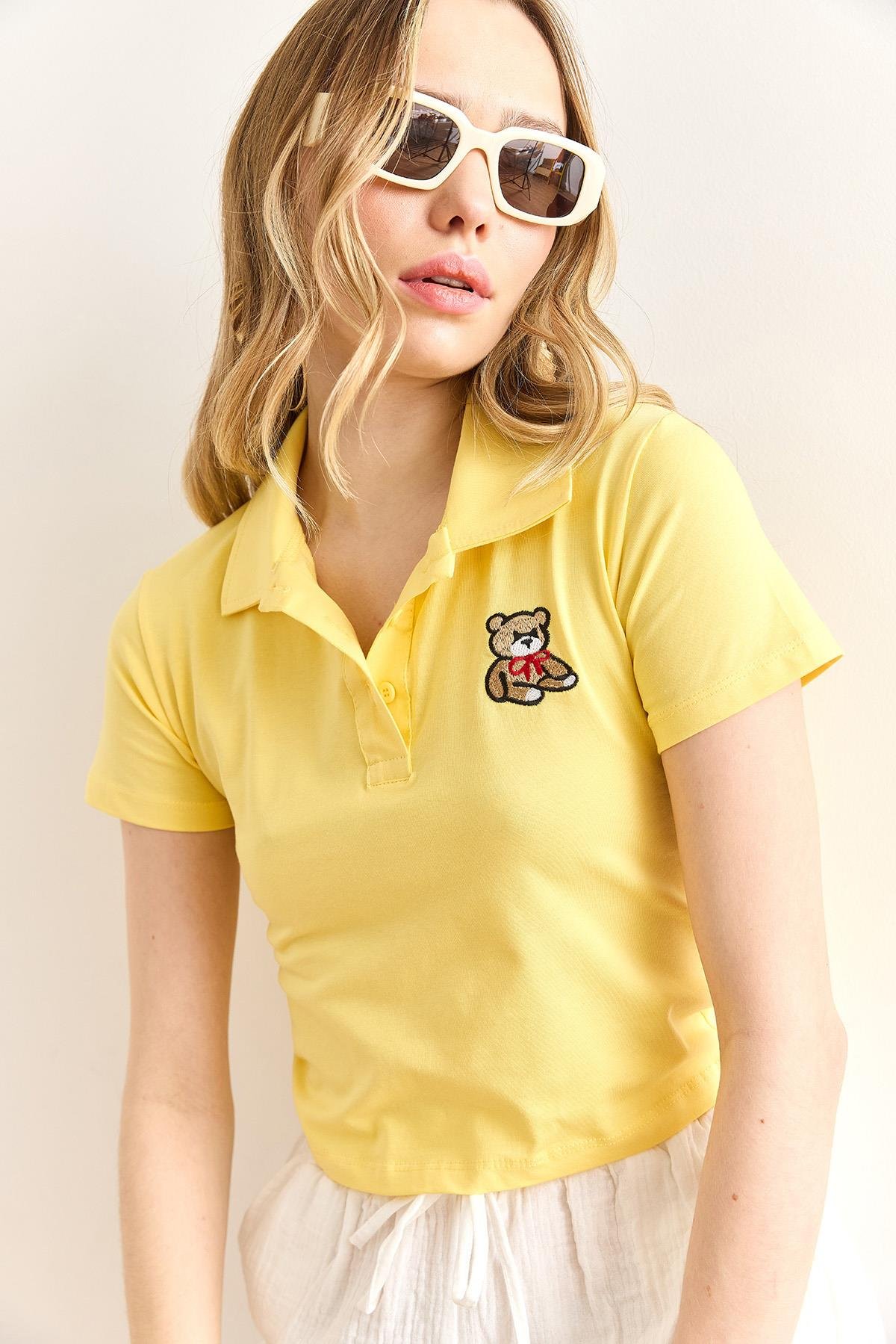 Polo Yaka Ayıcık Nakışlı Crop Tişört Sarı